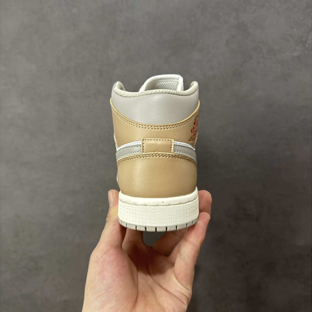 图片[4]-【K版纯原】Air Jordan AJ1 Mid 中帮 白棕 DQ8426-200 全新流水线出品 DT版本唯一平替选择 市场第二梯队最强版 全部原鞋开发 原楦原纸板开发 全鞋电脑针车 原厂内置全掌气垫 原盒内在原标 唯一Zp原版鞋带绑法 免检产品 全新2022版型 全头层皮料 完美零毛边处理 原厂配置全掌气垫 价格定位良心 几十个配色陆续出货 尺码：36 36.5 37.5 38 38.5 39 40 40.5 41 42 42.5 43 44 44.5 45 46-选品中心