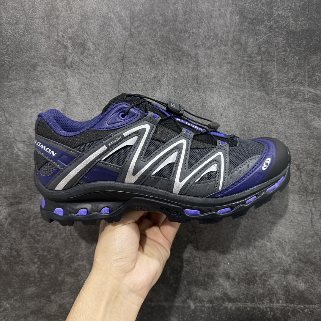 【绿x升级版】Salomon XT-QUEST ADV 萨洛蒙情侣款户外机能鞋 黑蓝 491260 全新绿x升级版 品质大改进 ‼️ 全鞋改进为原厂一致材料打造 全新修长鞋型 相对老版臃肿鞋型 此版的版型更正 全新玻璃冲刀 清洁度提升 同步原版左右鞋带孔的间距加大(之前老版间距太小) 网面与鞋头材料校对一致无色差(老版网面有色差) 鞋后跟反口V字定型同步zp(老版臃肿为U字后跟反口) 鞋舌两侧鞋帮脚踝处更加直挺(之前老版往中间踏) 鞋盒黑盒改正为原版牛皮纸鞋盒 鞋头处添加☯️太极标 所有细节多次修改校正 坚持同步原版无差别 毋庸置疑全市场最好的版本💪🏻终端优势供应 尺码:36-46-选品中心