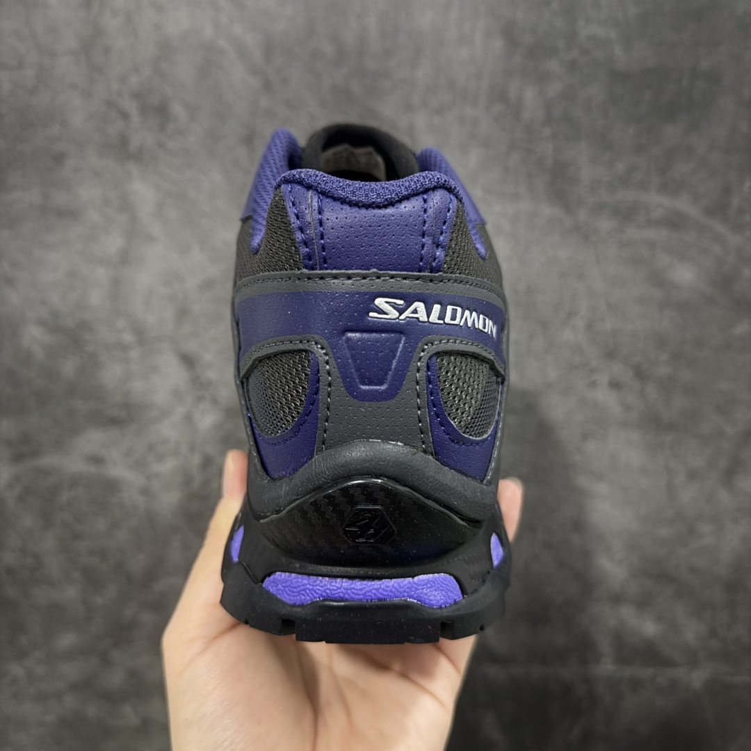 图片[4]-【绿x升级版】Salomon XT-QUEST ADV 萨洛蒙情侣款户外机能鞋 黑蓝 491260 全新绿x升级版 品质大改进 ‼️ 全鞋改进为原厂一致材料打造 全新修长鞋型 相对老版臃肿鞋型 此版的版型更正 全新玻璃冲刀 清洁度提升 同步原版左右鞋带孔的间距加大（之前老版间距太小） 网面与鞋头材料校对一致无色差（老版网面有色差） 鞋后跟反口V字定型同步zp（老版臃肿为U字后跟反口） 鞋舌两侧鞋帮脚踝处更加直挺（之前老版往中间踏） 鞋盒黑盒改正为原版牛皮纸鞋盒 鞋头处添加☯️太极标 所有细节多次修改校正 坚持同步原版无差别 毋庸置疑全市场最好的版本💪🏻终端优势供应 尺码：36-46-选品中心