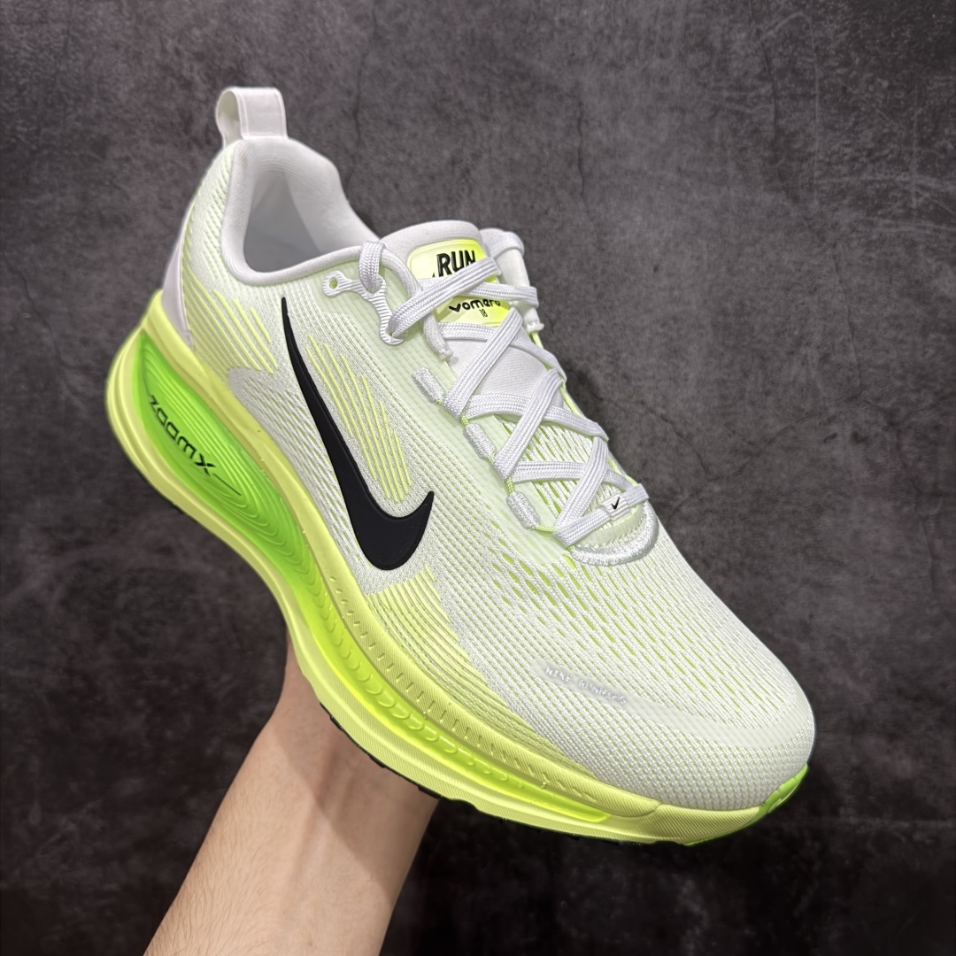 图片[3]-【XE纯原版】Nike Air Zoom Vomero 18 全新科技运动跑鞋 HM6803-100    目前市场最强品质 原版购入开发 鞋面采用硅胶发泡立体印刷 分体式组合大底 上层超临界ZOOM X泡棉 下层一次ReactX泡棉 区别市场一体底 超高质检清洁度 一切材质配件均与原版一致 原楦原纸板开发 匹配原版98%以上 完美弧度版型 原厂鞋标 立体反光鞋盒标 鞋盒防撞海绵 高端玩家必推版本 高价零售必推版本 欢迎对比市面任意版本‼️ 这双鞋简直是时尚与科技的完美融合。 经典黑色鞋面，质感爆棚，搭配超亮眼的银色大勾子，瞬间成为街头焦点。不仅颜值在线，缓震性能更是一绝 不管是日常出街还是慢跑锻炼，都能给双脚极致舒适体验。  码数超全，39- 46 码任你选！别犹豫啦，穿上它，轻松走出潮流范，开启你的时尚运动新旅程！ 码段：36-46-选品中心