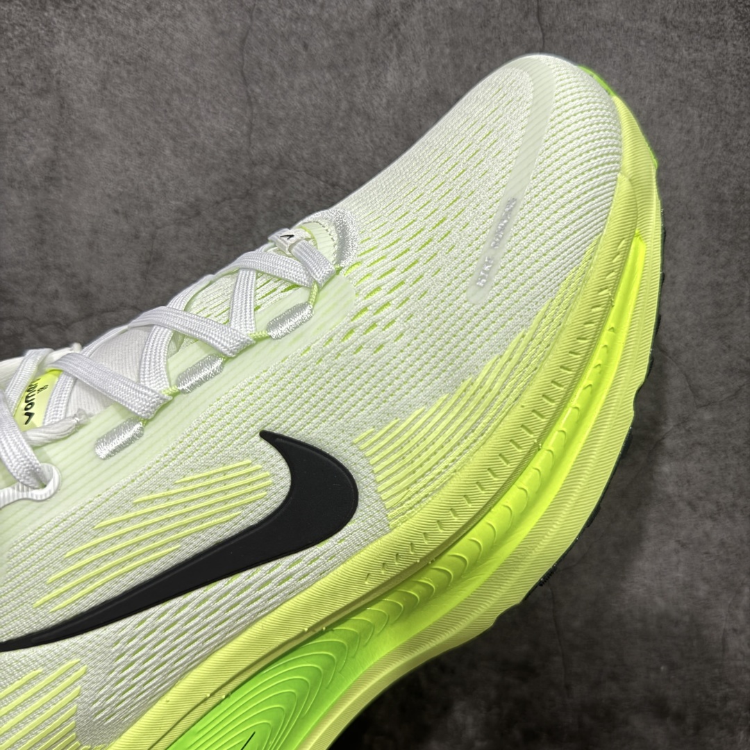 图片[6]-【XE纯原版】Nike Air Zoom Vomero 18 全新科技运动跑鞋 HM6803-100    目前市场最强品质 原版购入开发 鞋面采用硅胶发泡立体印刷 分体式组合大底 上层超临界ZOOM X泡棉 下层一次ReactX泡棉 区别市场一体底 超高质检清洁度 一切材质配件均与原版一致 原楦原纸板开发 匹配原版98%以上 完美弧度版型 原厂鞋标 立体反光鞋盒标 鞋盒防撞海绵 高端玩家必推版本 高价零售必推版本 欢迎对比市面任意版本‼️ 这双鞋简直是时尚与科技的完美融合。 经典黑色鞋面，质感爆棚，搭配超亮眼的银色大勾子，瞬间成为街头焦点。不仅颜值在线，缓震性能更是一绝 不管是日常出街还是慢跑锻炼，都能给双脚极致舒适体验。  码数超全，39- 46 码任你选！别犹豫啦，穿上它，轻松走出潮流范，开启你的时尚运动新旅程！ 码段：36-46-选品中心