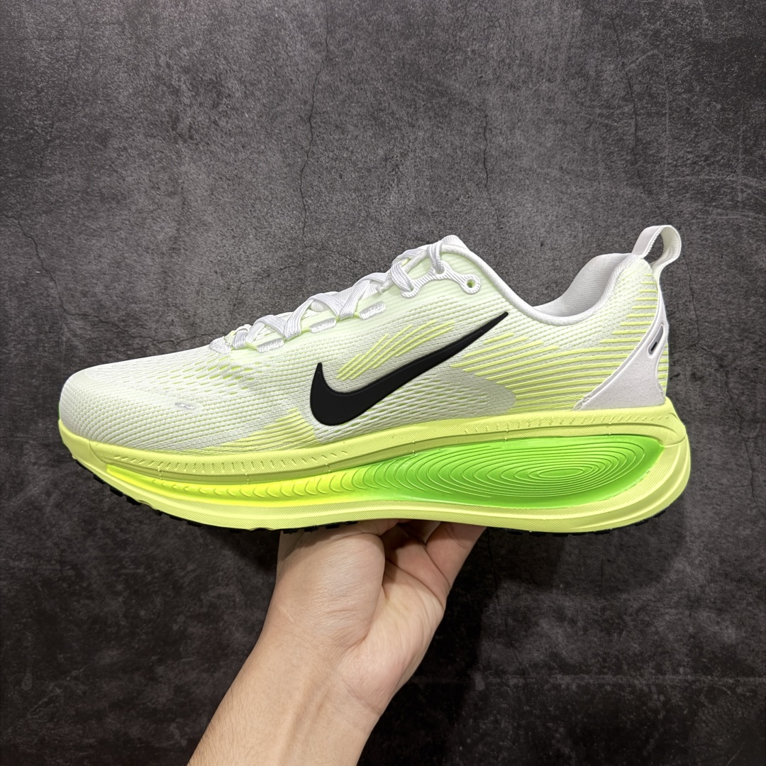 图片[2]-【XE纯原版】Nike Air Zoom Vomero 18 全新科技运动跑鞋 HM6803-100    目前市场最强品质 原版购入开发 鞋面采用硅胶发泡立体印刷 分体式组合大底 上层超临界ZOOM X泡棉 下层一次ReactX泡棉 区别市场一体底 超高质检清洁度 一切材质配件均与原版一致 原楦原纸板开发 匹配原版98%以上 完美弧度版型 原厂鞋标 立体反光鞋盒标 鞋盒防撞海绵 高端玩家必推版本 高价零售必推版本 欢迎对比市面任意版本‼️ 这双鞋简直是时尚与科技的完美融合。 经典黑色鞋面，质感爆棚，搭配超亮眼的银色大勾子，瞬间成为街头焦点。不仅颜值在线，缓震性能更是一绝 不管是日常出街还是慢跑锻炼，都能给双脚极致舒适体验。  码数超全，39- 46 码任你选！别犹豫啦，穿上它，轻松走出潮流范，开启你的时尚运动新旅程！ 码段：36-46-选品中心