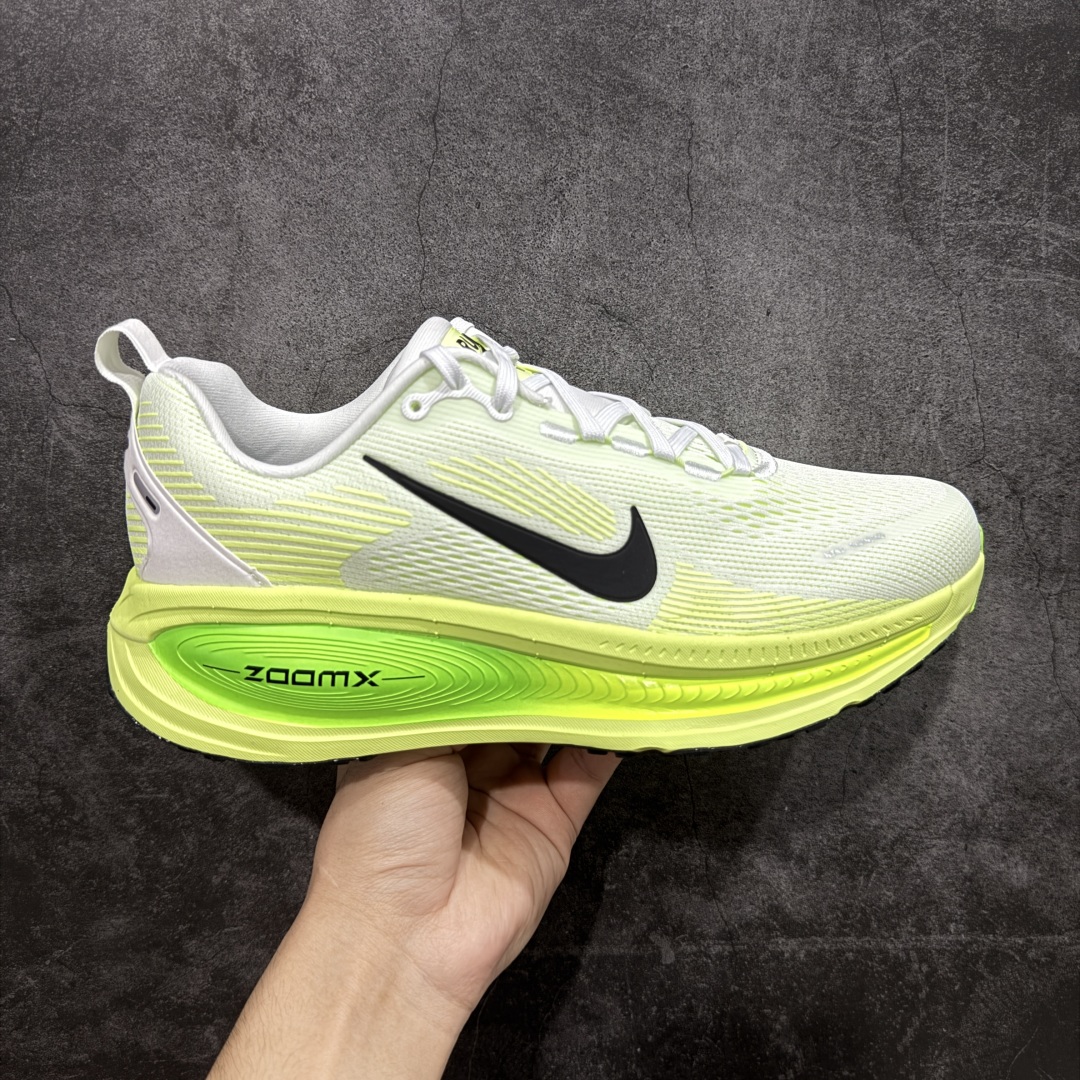 【XE纯原版】Nike Air Zoom Vomero 18 全新科技运动跑鞋 HM6803-100    目前市场最强品质 原版购入开发 鞋面采用硅胶发泡立体印刷 分体式组合大底 上层超临界ZOOM X泡棉 下层一次ReactX泡棉 区别市场一体底 超高质检清洁度 一切材质配件均与原版一致 原楦原纸板开发 匹配原版98%以上 完美弧度版型 原厂鞋标 立体反光鞋盒标 鞋盒防撞海绵 高端玩家必推版本 高价零售必推版本 欢迎对比市面任意版本‼️ 这双鞋简直是时尚与科技的完美融合。 经典黑色鞋面,质感爆棚,搭配超亮眼的银色大勾子,瞬间成为街头焦点。不仅颜值在线,缓震性能更是一绝 不管是日常出街还是慢跑锻炼,都能给双脚极致舒适体验。  码数超全,39- 46 码任你选!别犹豫啦,穿上它,轻松走出潮流范,开启你的时尚运动新旅程! 码段:36-46-选品中心