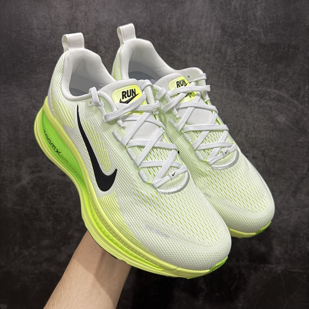 【XE纯原版】Nike Air Zoom Vomero 18 全新科技运动跑鞋 HM6803-100    目前市场最强品质 原版购入开发 鞋面采用硅胶发泡立体印刷 分体式组合大底 上层超临界ZOOM X泡棉 下层一次ReactX泡棉 区别市场一体底 超高质检清洁度 一切材质配件均与原版一致 原楦原纸板开发 匹配原版98%以上 完美弧度版型 原厂鞋标 立体反光鞋盒标 鞋盒防撞海绵 高端玩家必推版本 高价零售必推版本 欢迎对比市面任意版本‼️ 这双鞋简直是时尚与科技的完美融合。 经典黑色鞋面,质感爆棚,搭配超亮眼的银色大勾子,瞬间成为街头焦点。不仅颜值在线,缓震性能更是一绝 不管是日常出街还是慢跑锻炼,都能给双脚极致舒适体验。  码数超全,39- 46 码任你选!别犹豫啦,穿上它,轻松走出潮流范,开启你的时尚运动新旅程! 码段:36-46-选品中心