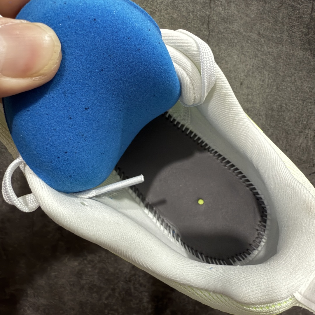 图片[9]-【XE纯原版】Nike Air Zoom Vomero 18 全新科技运动跑鞋 HM6803-100    目前市场最强品质 原版购入开发 鞋面采用硅胶发泡立体印刷 分体式组合大底 上层超临界ZOOM X泡棉 下层一次ReactX泡棉 区别市场一体底 超高质检清洁度 一切材质配件均与原版一致 原楦原纸板开发 匹配原版98%以上 完美弧度版型 原厂鞋标 立体反光鞋盒标 鞋盒防撞海绵 高端玩家必推版本 高价零售必推版本 欢迎对比市面任意版本‼️ 这双鞋简直是时尚与科技的完美融合。 经典黑色鞋面，质感爆棚，搭配超亮眼的银色大勾子，瞬间成为街头焦点。不仅颜值在线，缓震性能更是一绝 不管是日常出街还是慢跑锻炼，都能给双脚极致舒适体验。  码数超全，39- 46 码任你选！别犹豫啦，穿上它，轻松走出潮流范，开启你的时尚运动新旅程！ 码段：36-46-选品中心