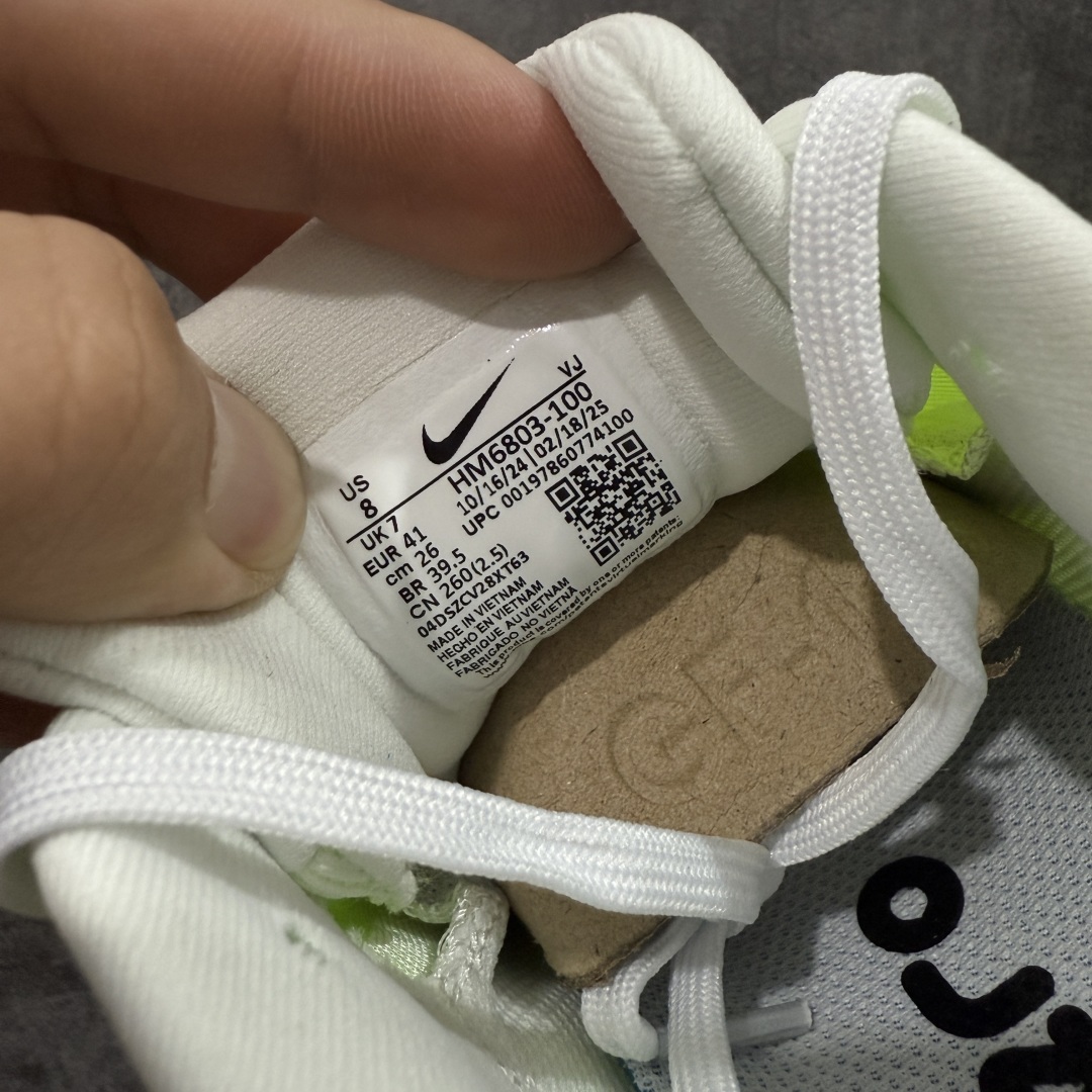 图片[7]-【XE纯原版】Nike Air Zoom Vomero 18 全新科技运动跑鞋 HM6803-100    目前市场最强品质 原版购入开发 鞋面采用硅胶发泡立体印刷 分体式组合大底 上层超临界ZOOM X泡棉 下层一次ReactX泡棉 区别市场一体底 超高质检清洁度 一切材质配件均与原版一致 原楦原纸板开发 匹配原版98%以上 完美弧度版型 原厂鞋标 立体反光鞋盒标 鞋盒防撞海绵 高端玩家必推版本 高价零售必推版本 欢迎对比市面任意版本‼️ 这双鞋简直是时尚与科技的完美融合。 经典黑色鞋面，质感爆棚，搭配超亮眼的银色大勾子，瞬间成为街头焦点。不仅颜值在线，缓震性能更是一绝 不管是日常出街还是慢跑锻炼，都能给双脚极致舒适体验。  码数超全，39- 46 码任你选！别犹豫啦，穿上它，轻松走出潮流范，开启你的时尚运动新旅程！ 码段：36-46-选品中心