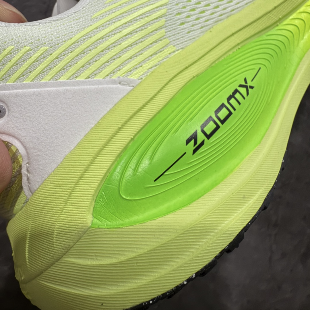 图片[3]-【XE纯原版】Nike Air Zoom Vomero 18 全新科技运动跑鞋 HM6803-100    目前市场最强品质 原版购入开发 鞋面采用硅胶发泡立体印刷 分体式组合大底 上层超临界ZOOM X泡棉 下层一次ReactX泡棉 区别市场一体底 超高质检清洁度 一切材质配件均与原版一致 原楦原纸板开发 匹配原版98%以上 完美弧度版型 原厂鞋标 立体反光鞋盒标 鞋盒防撞海绵 高端玩家必推版本 高价零售必推版本 欢迎对比市面任意版本‼️ 这双鞋简直是时尚与科技的完美融合。 经典黑色鞋面，质感爆棚，搭配超亮眼的银色大勾子，瞬间成为街头焦点。不仅颜值在线，缓震性能更是一绝 不管是日常出街还是慢跑锻炼，都能给双脚极致舒适体验。  码数超全，39- 46 码任你选！别犹豫啦，穿上它，轻松走出潮流范，开启你的时尚运动新旅程！ 码段：36-46-选品中心