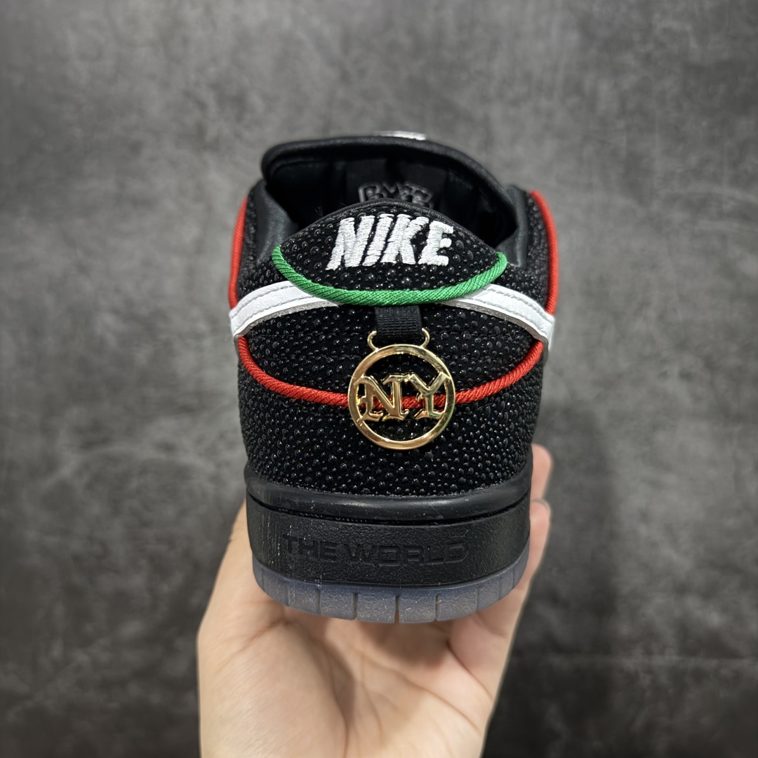 图片[4]-【Top纯原】Bronx Girls Skate x Nike SB Dunk Low 联名款 低帮休闲滑板鞋 HV1664-001  鞋身整体以黑色为主色调，鞋面采用特殊的仿鲨鱼纹路皮革覆盖，搭配白色Swwoosh呈现。  尺码：40 40.5 41 42 42.5 43 44 44.5 45 46 47.5 48.5-选品中心