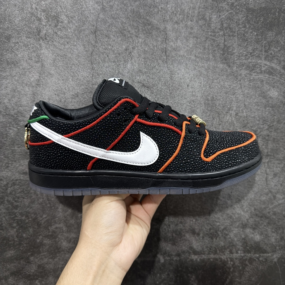 【Top纯原】Bronx Girls Skate x Nike SB Dunk Low 联名款 低帮休闲滑板鞋 HV1664-001  鞋身整体以黑色为主色调,鞋面采用特殊的仿鲨鱼纹路皮革覆盖,搭配白色Swwoosh呈现。  尺码:40 40.5 41 42 42.5 43 44 44.5 45 46 47.5 48.5-选品中心