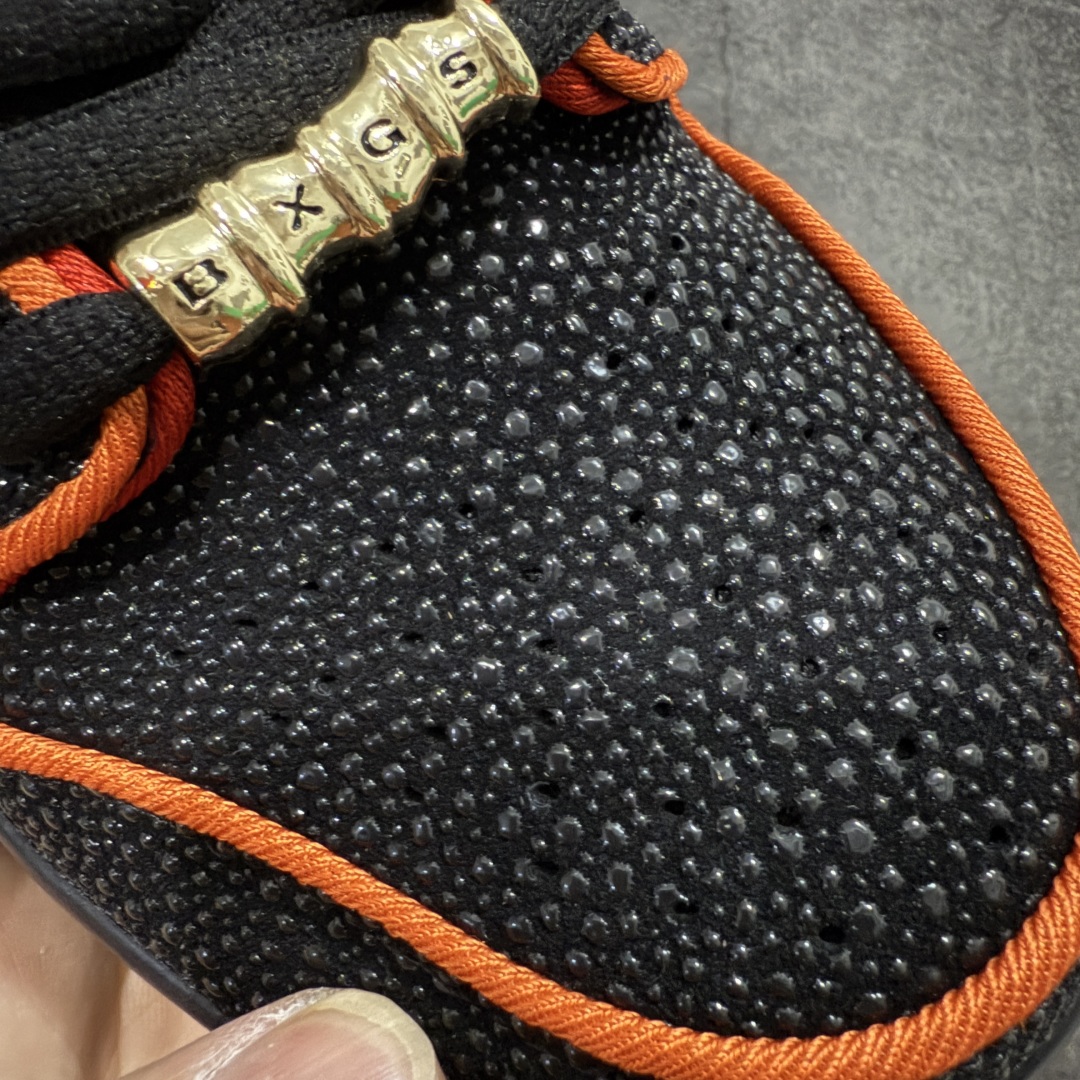 图片[4]-【Top纯原】Bronx Girls Skate x Nike SB Dunk Low 联名款 低帮休闲滑板鞋 HV1664-001  鞋身整体以黑色为主色调，鞋面采用特殊的仿鲨鱼纹路皮革覆盖，搭配白色Swwoosh呈现。  尺码：40 40.5 41 42 42.5 43 44 44.5 45 46 47.5 48.5-选品中心