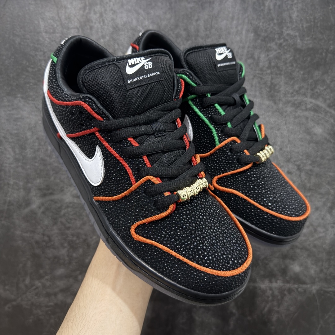 【Top纯原】Bronx Girls Skate x Nike SB Dunk Low 联名款 低帮休闲滑板鞋 HV1664-001  鞋身整体以黑色为主色调,鞋面采用特殊的仿鲨鱼纹路皮革覆盖,搭配白色Swwoosh呈现。  尺码:40 40.5 41 42 42.5 43 44 44.5 45 46 47.5 48.5-选品中心