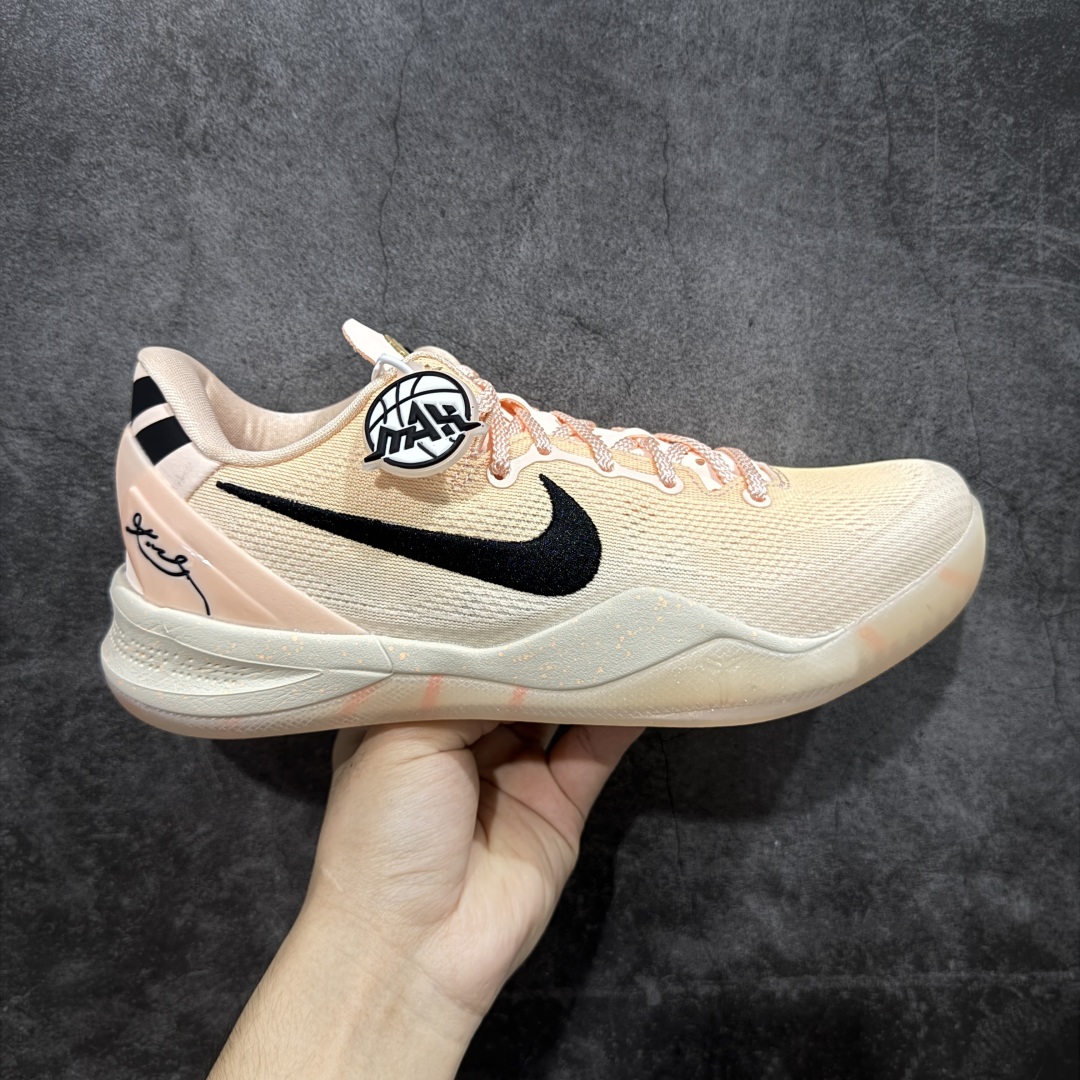 【灭世海外版】NK Zoom Kobe Ⅷ System 科比8代复刻实战运动低帮文化篮球鞋 水蜜桃! 货号:HQ3138-800! 尺码:39-47.5! 纯原海外版气垫品质吊打各路纯原 气压➕耐久双重保障 前掌ZOOM TURBO➕后掌马蹄Zoom 后掌澎湃脚感无出其右 全套冲刀改版 鞋型还原度95% 宽脚选手必入货品 鞋头2.5mm上翘空间 不挤脚 完美释放脚趾活动空间 正码正拍 脚型适配性 市场最强没有之一 鞋面工艺全新升级 100%对标正品 原厂聚氨酯蛇鳞 珠光密度同步正品 Swoosh喷漆工艺 还原度接近100% 全新后跟TPU模具 正确S型弧度 区分市场纯原(市场纯原采用公版模具 后跟TPU几乎无弧度)国产天花板橡胶配方 抓地力爆炸 海外口碑炸裂 鞋舌LOGO正确内嵌压印 原厂碳板 正确原盒 厚积薄发 王者归来 拒绝杀猪 拒绝套路 灭世纯原海外版科比系列 致力打造实战第一标杆!-选品中心