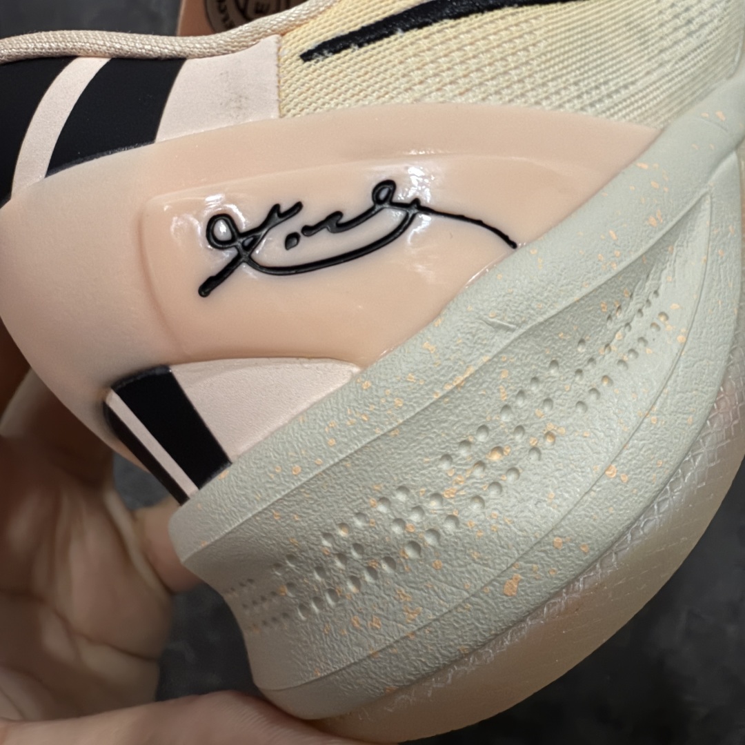 图片[3]-【灭世海外版】NK Zoom Kobe Ⅷ System 科比8代复刻实战运动低帮文化篮球鞋 水蜜桃！ 货号：HQ3138-800！ 尺码：39-47.5！ 纯原海外版气垫品质吊打各路纯原 气压➕耐久双重保障 前掌ZOOM TURBO➕后掌马蹄Zoom 后掌澎湃脚感无出其右 全套冲刀改版 鞋型还原度95% 宽脚选手必入货品 鞋头2.5mm上翘空间 不挤脚 完美释放脚趾活动空间 正码正拍 脚型适配性 市场最强没有之一 鞋面工艺全新升级 100%对标正品 原厂聚氨酯蛇鳞 珠光密度同步正品 Swoosh喷漆工艺 还原度接近100% 全新后跟TPU模具 正确S型弧度 区分市场纯原（市场纯原采用公版模具 后跟TPU几乎无弧度）国产天花板橡胶配方 抓地力爆炸 海外口碑炸裂 鞋舌LOGO正确内嵌压印 原厂碳板 正确原盒 厚积薄发 王者归来 拒绝杀猪 拒绝套路 灭世纯原海外版科比系列 致力打造实战第一标杆！-选品中心