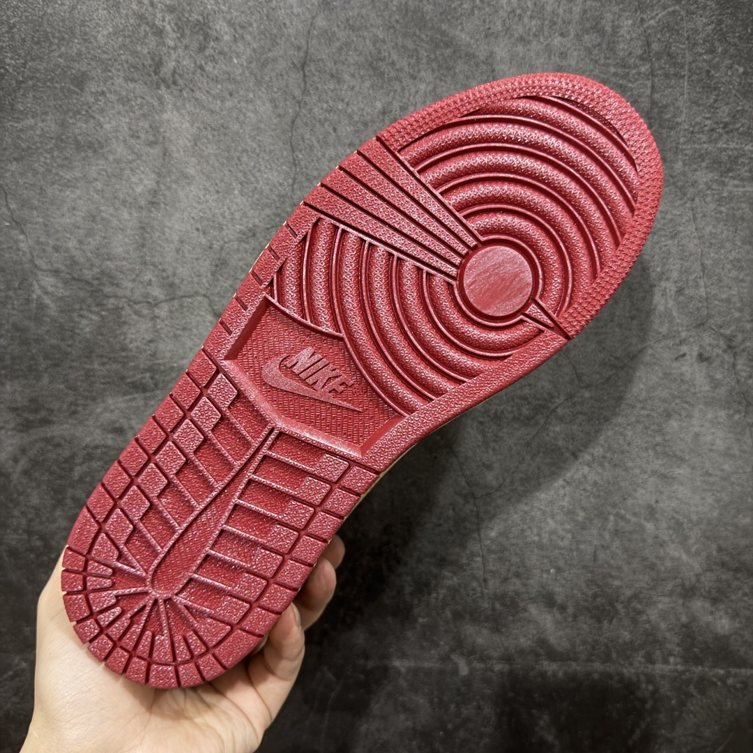 图片[9]-【KZ纯原】Nigel Sylvester x Air Jordan 1 Low OG Nitro \”Better With Time\” 低帮 黑白红 AJ1低邦 白黑红 尿渍2.0 男女同款 乔丹篮球鞋系列 国内一线头部知名大厂出品 高端外贸零售专供品质 原鞋原楦头纸板开发 原厂防尘纸 极致一眼正品既视感 以\”Better With Time\”（随时间而愈佳）为核心概念，通过刻意做旧工艺模拟BMX 运动自然磨损，黑色粒面皮革搭配人工刮痕、擦色，模仿长期骑行后的斑驳感，最特别的是刻意但不夸张的做旧处理；米白色的Swoosh Logo标志为整体增添了几分复古美感，而鞋垫与鞋舌上的\”Bike Air\”标志以及鞋身内衬的\”JJordan Biking Co. EST. 2017\”字样，则彰显了其联名身份；后跟Wings Logo则以米黄色压印呈现，鞋头外侧添加金属金色Mini Swoosh Logos，兼具辨识度与反光实用性；最后以氧化泛黄中底搭配红色橡胶外底完善整体设计收尾。 货号：IB8958-001 尺码：36-47.5带半码-选品中心