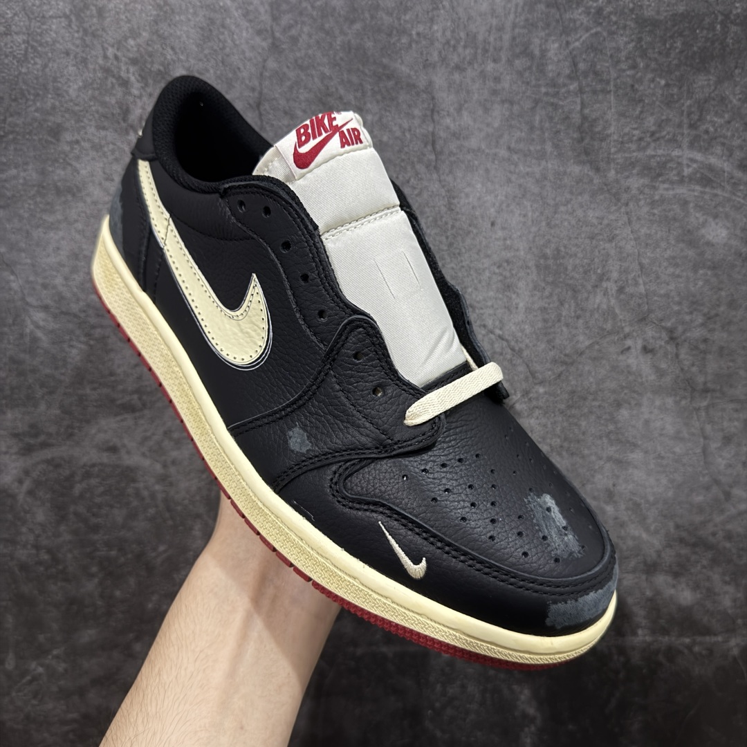 图片[3]-【KZ纯原】Nigel Sylvester x Air Jordan 1 Low OG Nitro \”Better With Time\” 低帮 黑白红 AJ1低邦 白黑红 尿渍2.0 男女同款 乔丹篮球鞋系列 国内一线头部知名大厂出品 高端外贸零售专供品质 原鞋原楦头纸板开发 原厂防尘纸 极致一眼正品既视感 以\”Better With Time\”（随时间而愈佳）为核心概念，通过刻意做旧工艺模拟BMX 运动自然磨损，黑色粒面皮革搭配人工刮痕、擦色，模仿长期骑行后的斑驳感，最特别的是刻意但不夸张的做旧处理；米白色的Swoosh Logo标志为整体增添了几分复古美感，而鞋垫与鞋舌上的\”Bike Air\”标志以及鞋身内衬的\”JJordan Biking Co. EST. 2017\”字样，则彰显了其联名身份；后跟Wings Logo则以米黄色压印呈现，鞋头外侧添加金属金色Mini Swoosh Logos，兼具辨识度与反光实用性；最后以氧化泛黄中底搭配红色橡胶外底完善整体设计收尾。 货号：IB8958-001 尺码：36-47.5带半码-选品中心