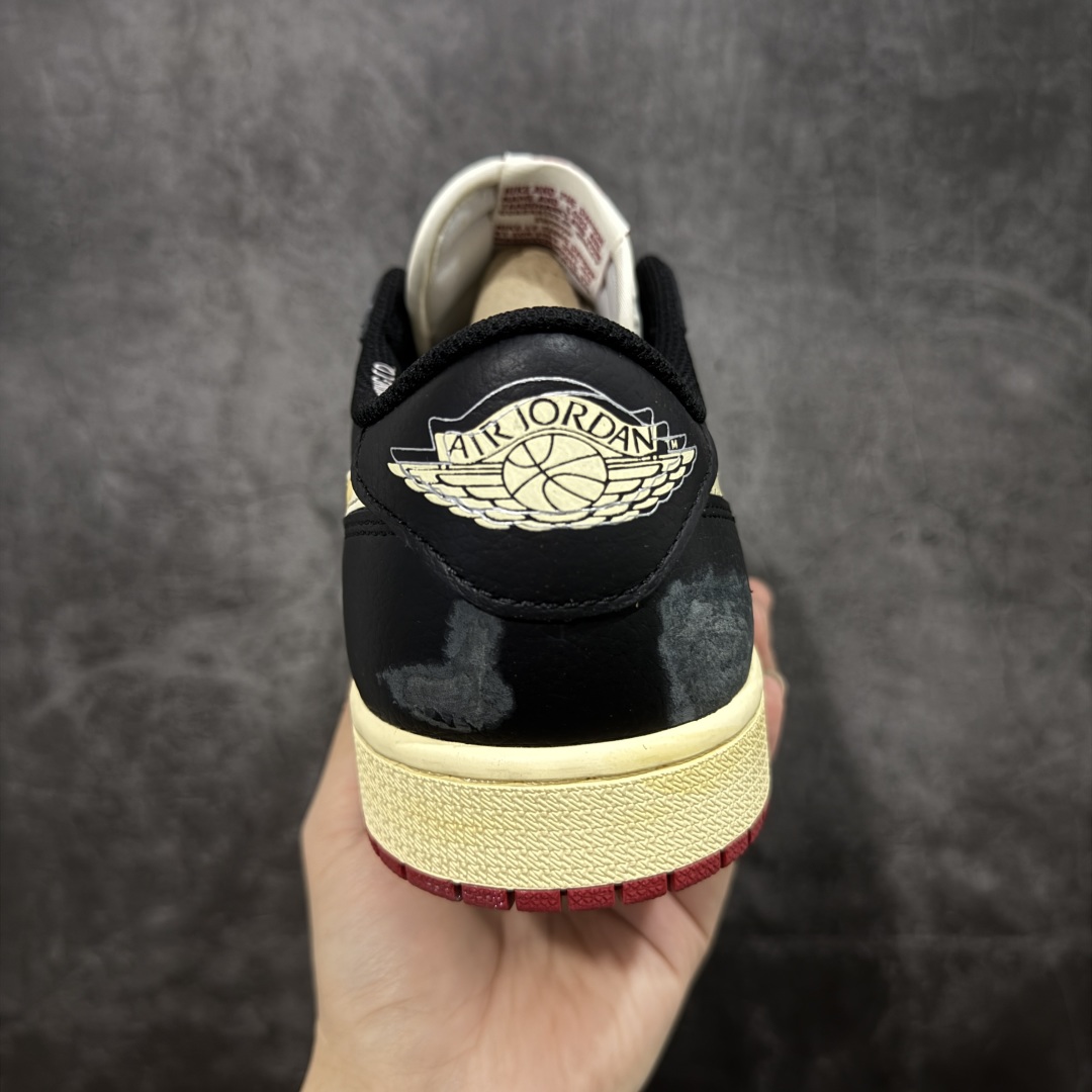 图片[4]-【KZ纯原】Nigel Sylvester x Air Jordan 1 Low OG Nitro \”Better With Time\” 低帮 黑白红 AJ1低邦 白黑红 尿渍2.0 男女同款 乔丹篮球鞋系列 国内一线头部知名大厂出品 高端外贸零售专供品质 原鞋原楦头纸板开发 原厂防尘纸 极致一眼正品既视感 以\”Better With Time\”（随时间而愈佳）为核心概念，通过刻意做旧工艺模拟BMX 运动自然磨损，黑色粒面皮革搭配人工刮痕、擦色，模仿长期骑行后的斑驳感，最特别的是刻意但不夸张的做旧处理；米白色的Swoosh Logo标志为整体增添了几分复古美感，而鞋垫与鞋舌上的\”Bike Air\”标志以及鞋身内衬的\”JJordan Biking Co. EST. 2017\”字样，则彰显了其联名身份；后跟Wings Logo则以米黄色压印呈现，鞋头外侧添加金属金色Mini Swoosh Logos，兼具辨识度与反光实用性；最后以氧化泛黄中底搭配红色橡胶外底完善整体设计收尾。 货号：IB8958-001 尺码：36-47.5带半码-选品中心