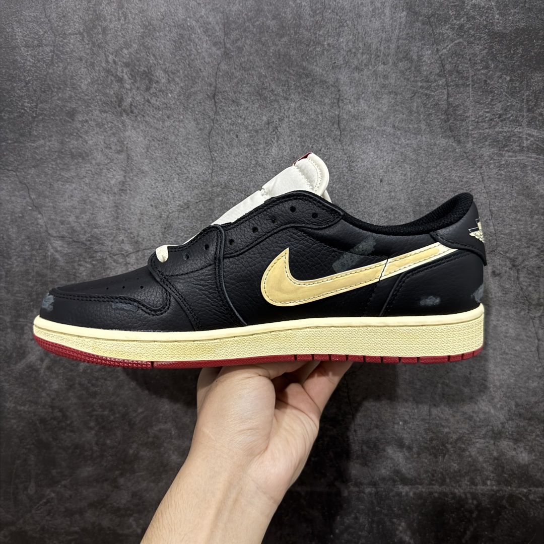 图片[2]-【KZ纯原】Nigel Sylvester x Air Jordan 1 Low OG Nitro \”Better With Time\” 低帮 黑白红 AJ1低邦 白黑红 尿渍2.0 男女同款 乔丹篮球鞋系列 国内一线头部知名大厂出品 高端外贸零售专供品质 原鞋原楦头纸板开发 原厂防尘纸 极致一眼正品既视感 以\”Better With Time\”（随时间而愈佳）为核心概念，通过刻意做旧工艺模拟BMX 运动自然磨损，黑色粒面皮革搭配人工刮痕、擦色，模仿长期骑行后的斑驳感，最特别的是刻意但不夸张的做旧处理；米白色的Swoosh Logo标志为整体增添了几分复古美感，而鞋垫与鞋舌上的\”Bike Air\”标志以及鞋身内衬的\”JJordan Biking Co. EST. 2017\”字样，则彰显了其联名身份；后跟Wings Logo则以米黄色压印呈现，鞋头外侧添加金属金色Mini Swoosh Logos，兼具辨识度与反光实用性；最后以氧化泛黄中底搭配红色橡胶外底完善整体设计收尾。 货号：IB8958-001 尺码：36-47.5带半码-选品中心