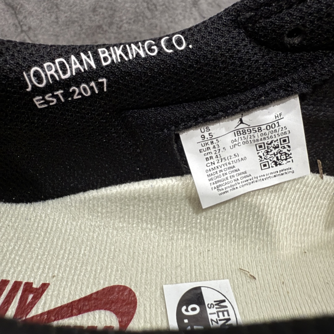 图片[7]-【KZ纯原】Nigel Sylvester x Air Jordan 1 Low OG Nitro \”Better With Time\” 低帮 黑白红 AJ1低邦 白黑红 尿渍2.0 男女同款 乔丹篮球鞋系列 国内一线头部知名大厂出品 高端外贸零售专供品质 原鞋原楦头纸板开发 原厂防尘纸 极致一眼正品既视感 以\”Better With Time\”（随时间而愈佳）为核心概念，通过刻意做旧工艺模拟BMX 运动自然磨损，黑色粒面皮革搭配人工刮痕、擦色，模仿长期骑行后的斑驳感，最特别的是刻意但不夸张的做旧处理；米白色的Swoosh Logo标志为整体增添了几分复古美感，而鞋垫与鞋舌上的\”Bike Air\”标志以及鞋身内衬的\”JJordan Biking Co. EST. 2017\”字样，则彰显了其联名身份；后跟Wings Logo则以米黄色压印呈现，鞋头外侧添加金属金色Mini Swoosh Logos，兼具辨识度与反光实用性；最后以氧化泛黄中底搭配红色橡胶外底完善整体设计收尾。 货号：IB8958-001 尺码：36-47.5带半码-选品中心