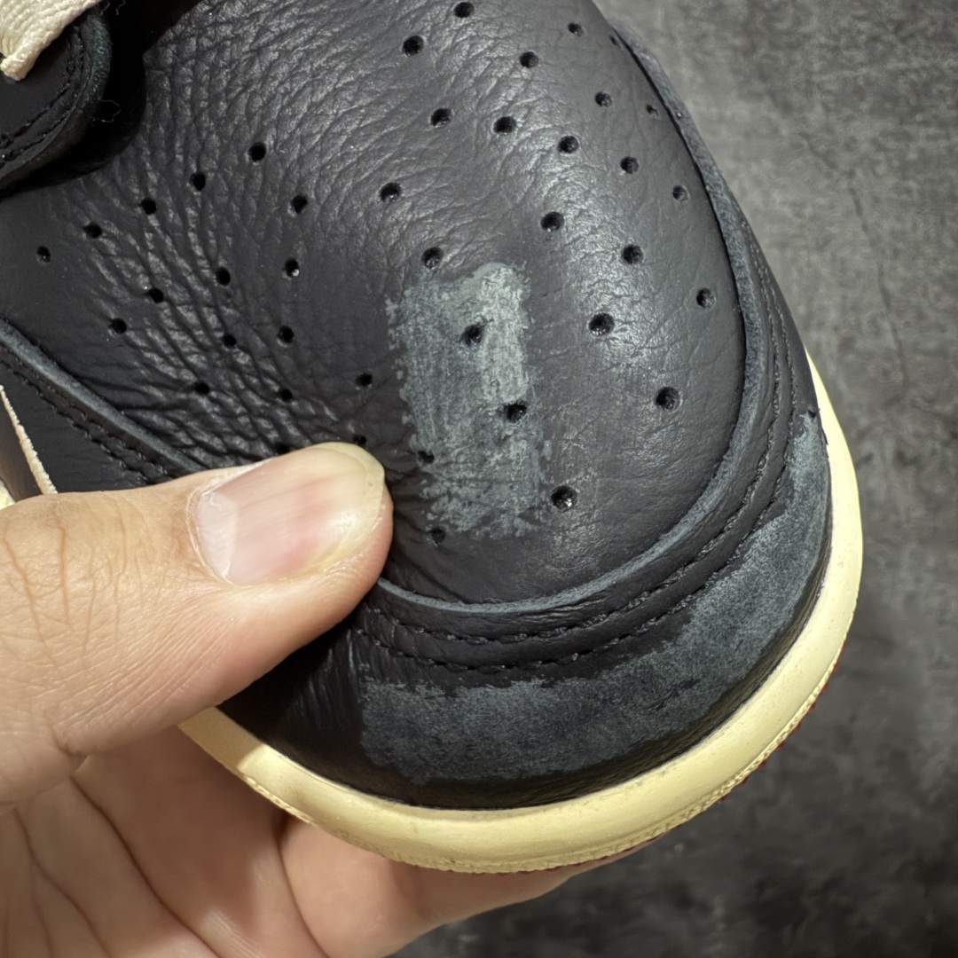图片[5]-【KZ纯原】Nigel Sylvester x Air Jordan 1 Low OG Nitro \”Better With Time\” 低帮 黑白红 AJ1低邦 白黑红 尿渍2.0 男女同款 乔丹篮球鞋系列 国内一线头部知名大厂出品 高端外贸零售专供品质 原鞋原楦头纸板开发 原厂防尘纸 极致一眼正品既视感 以\”Better With Time\”（随时间而愈佳）为核心概念，通过刻意做旧工艺模拟BMX 运动自然磨损，黑色粒面皮革搭配人工刮痕、擦色，模仿长期骑行后的斑驳感，最特别的是刻意但不夸张的做旧处理；米白色的Swoosh Logo标志为整体增添了几分复古美感，而鞋垫与鞋舌上的\”Bike Air\”标志以及鞋身内衬的\”JJordan Biking Co. EST. 2017\”字样，则彰显了其联名身份；后跟Wings Logo则以米黄色压印呈现，鞋头外侧添加金属金色Mini Swoosh Logos，兼具辨识度与反光实用性；最后以氧化泛黄中底搭配红色橡胶外底完善整体设计收尾。 货号：IB8958-001 尺码：36-47.5带半码-选品中心