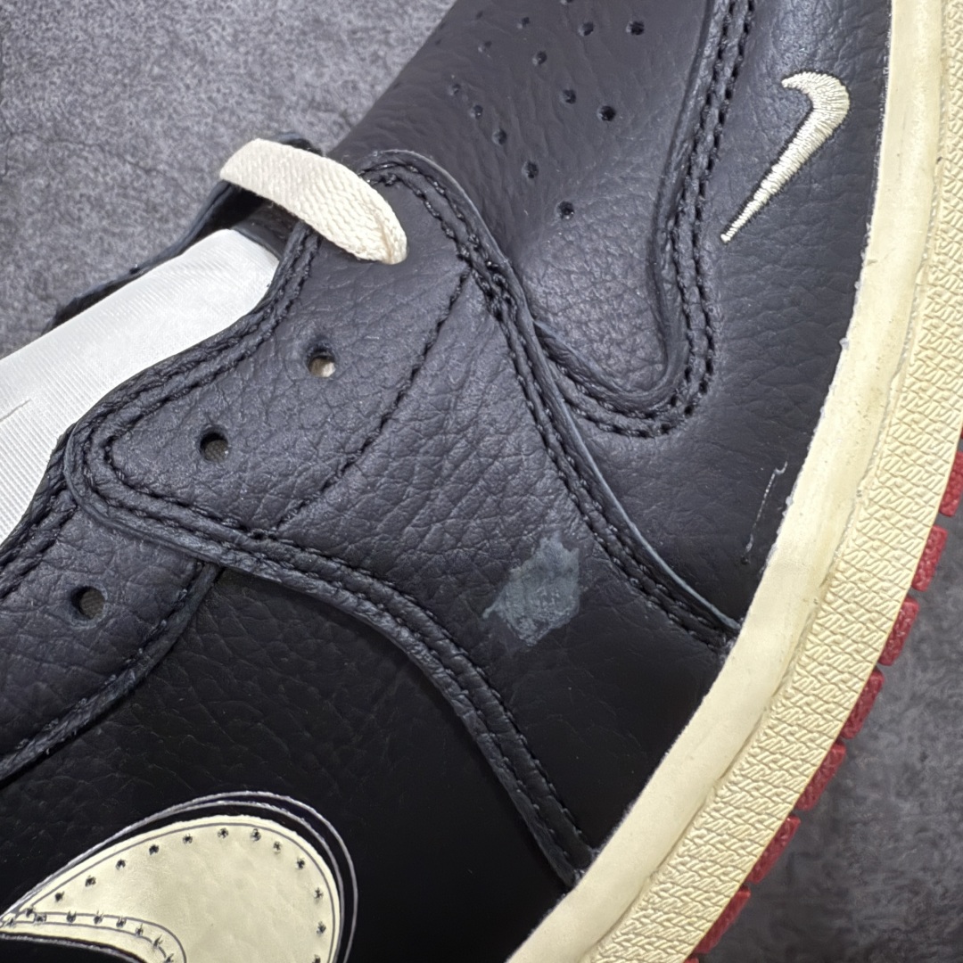 图片[4]-【KZ纯原】Nigel Sylvester x Air Jordan 1 Low OG Nitro \”Better With Time\” 低帮 黑白红 AJ1低邦 白黑红 尿渍2.0 男女同款 乔丹篮球鞋系列 国内一线头部知名大厂出品 高端外贸零售专供品质 原鞋原楦头纸板开发 原厂防尘纸 极致一眼正品既视感 以\”Better With Time\”（随时间而愈佳）为核心概念，通过刻意做旧工艺模拟BMX 运动自然磨损，黑色粒面皮革搭配人工刮痕、擦色，模仿长期骑行后的斑驳感，最特别的是刻意但不夸张的做旧处理；米白色的Swoosh Logo标志为整体增添了几分复古美感，而鞋垫与鞋舌上的\”Bike Air\”标志以及鞋身内衬的\”JJordan Biking Co. EST. 2017\”字样，则彰显了其联名身份；后跟Wings Logo则以米黄色压印呈现，鞋头外侧添加金属金色Mini Swoosh Logos，兼具辨识度与反光实用性；最后以氧化泛黄中底搭配红色橡胶外底完善整体设计收尾。 货号：IB8958-001 尺码：36-47.5带半码-选品中心
