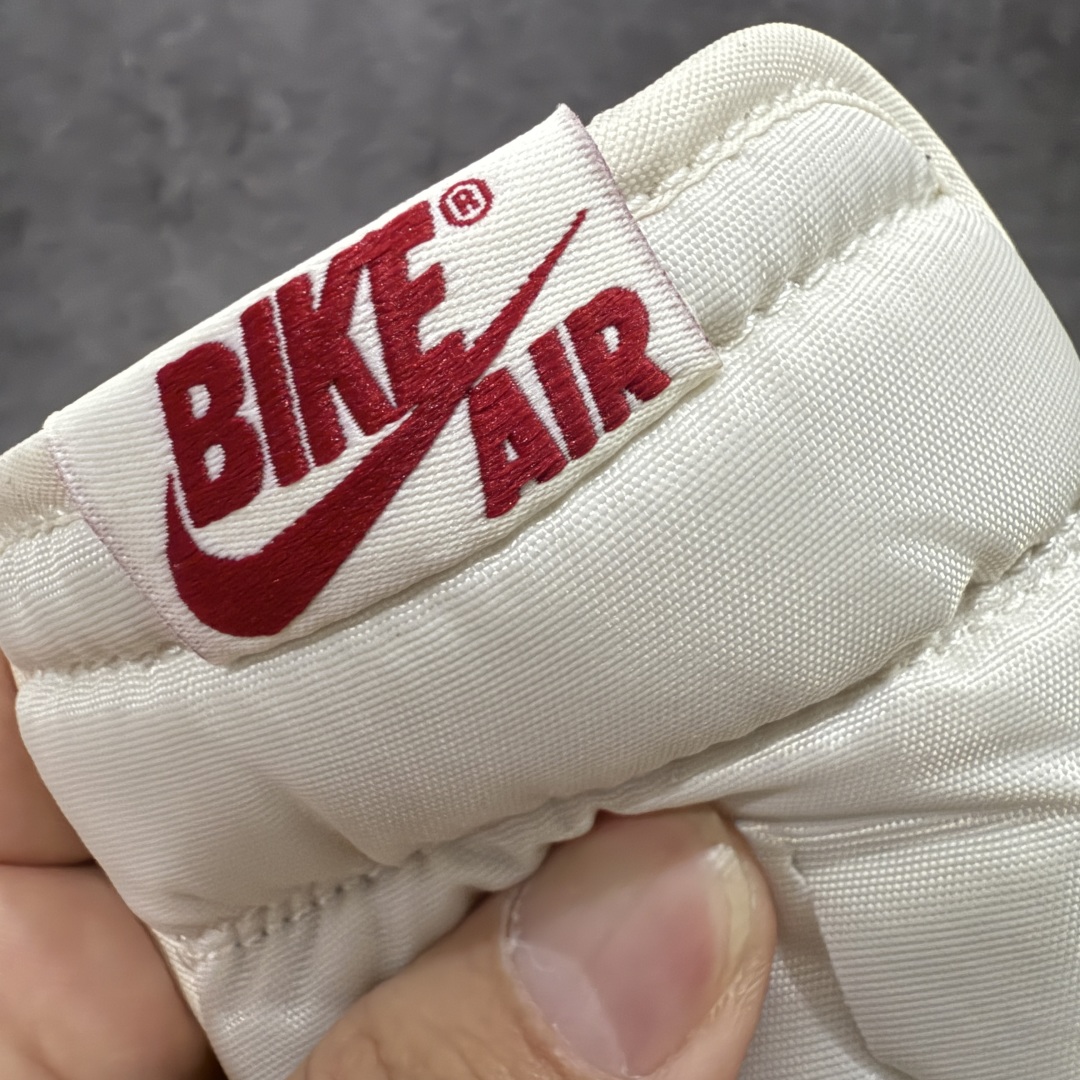 图片[6]-【KZ纯原】Nigel Sylvester x Air Jordan 1 Low OG Nitro \”Better With Time\” 低帮 黑白红 AJ1低邦 白黑红 尿渍2.0 男女同款 乔丹篮球鞋系列 国内一线头部知名大厂出品 高端外贸零售专供品质 原鞋原楦头纸板开发 原厂防尘纸 极致一眼正品既视感 以\”Better With Time\”（随时间而愈佳）为核心概念，通过刻意做旧工艺模拟BMX 运动自然磨损，黑色粒面皮革搭配人工刮痕、擦色，模仿长期骑行后的斑驳感，最特别的是刻意但不夸张的做旧处理；米白色的Swoosh Logo标志为整体增添了几分复古美感，而鞋垫与鞋舌上的\”Bike Air\”标志以及鞋身内衬的\”JJordan Biking Co. EST. 2017\”字样，则彰显了其联名身份；后跟Wings Logo则以米黄色压印呈现，鞋头外侧添加金属金色Mini Swoosh Logos，兼具辨识度与反光实用性；最后以氧化泛黄中底搭配红色橡胶外底完善整体设计收尾。 货号：IB8958-001 尺码：36-47.5带半码-选品中心