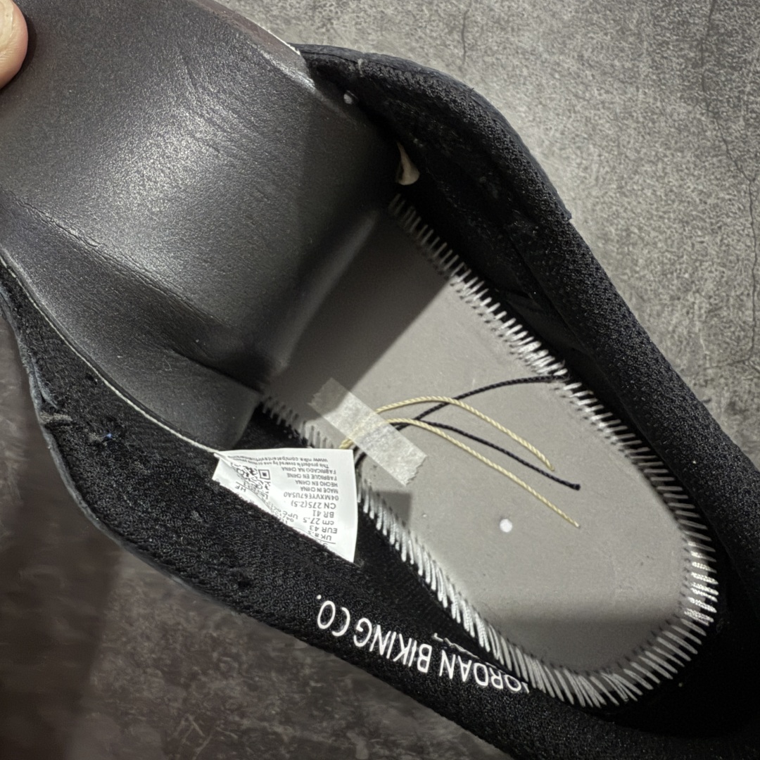 图片[8]-【KZ纯原】Nigel Sylvester x Air Jordan 1 Low OG Nitro \”Better With Time\” 低帮 黑白红 AJ1低邦 白黑红 尿渍2.0 男女同款 乔丹篮球鞋系列 国内一线头部知名大厂出品 高端外贸零售专供品质 原鞋原楦头纸板开发 原厂防尘纸 极致一眼正品既视感 以\”Better With Time\”（随时间而愈佳）为核心概念，通过刻意做旧工艺模拟BMX 运动自然磨损，黑色粒面皮革搭配人工刮痕、擦色，模仿长期骑行后的斑驳感，最特别的是刻意但不夸张的做旧处理；米白色的Swoosh Logo标志为整体增添了几分复古美感，而鞋垫与鞋舌上的\”Bike Air\”标志以及鞋身内衬的\”JJordan Biking Co. EST. 2017\”字样，则彰显了其联名身份；后跟Wings Logo则以米黄色压印呈现，鞋头外侧添加金属金色Mini Swoosh Logos，兼具辨识度与反光实用性；最后以氧化泛黄中底搭配红色橡胶外底完善整体设计收尾。 货号：IB8958-001 尺码：36-47.5带半码-选品中心