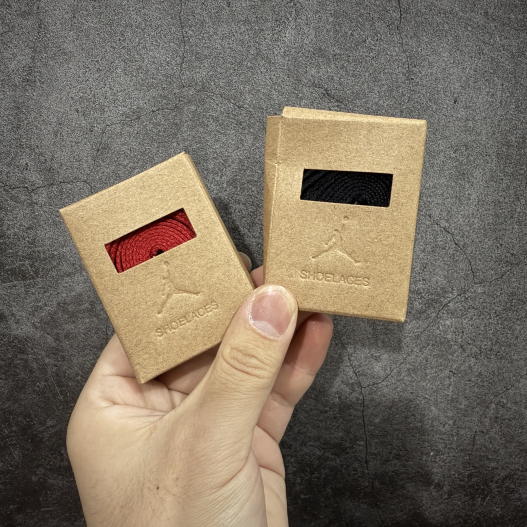 图片[9]-【KZ纯原】Nigel Sylvester x Air Jordan 1 Low OG Nitro \”Better With Time\” 低帮 黑白红 AJ1低邦 白黑红 尿渍2.0 男女同款 乔丹篮球鞋系列 国内一线头部知名大厂出品 高端外贸零售专供品质 原鞋原楦头纸板开发 原厂防尘纸 极致一眼正品既视感 以\”Better With Time\”（随时间而愈佳）为核心概念，通过刻意做旧工艺模拟BMX 运动自然磨损，黑色粒面皮革搭配人工刮痕、擦色，模仿长期骑行后的斑驳感，最特别的是刻意但不夸张的做旧处理；米白色的Swoosh Logo标志为整体增添了几分复古美感，而鞋垫与鞋舌上的\”Bike Air\”标志以及鞋身内衬的\”JJordan Biking Co. EST. 2017\”字样，则彰显了其联名身份；后跟Wings Logo则以米黄色压印呈现，鞋头外侧添加金属金色Mini Swoosh Logos，兼具辨识度与反光实用性；最后以氧化泛黄中底搭配红色橡胶外底完善整体设计收尾。 货号：IB8958-001 尺码：36-47.5带半码-选品中心