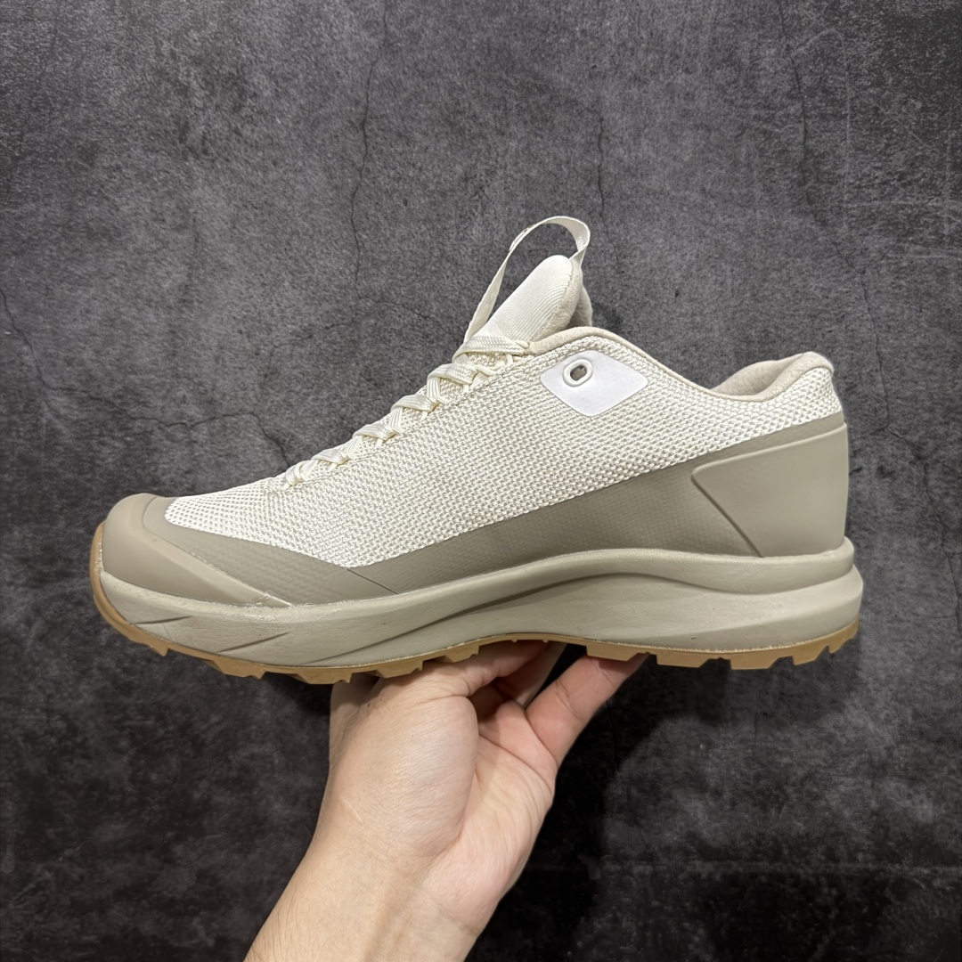 图片[2]-【升级版】始祖鸟·Arc\’teryx Aerios GTX 系列长距离越野徒步户外运动跑鞋 市售最高版 注意区分市场版本 升级原楦原纸版开发版型 采用同源一致一体成型热熔鞋面材质 搭载85%压缩EVA缓震中底技术 独立开模vibram黄金耐磨锯齿外底❗️ 越野徒步+日常通勤两不误！ 尺码：36-45 ARC\’TERYX始祖鸟，户外运动产品的天花板品牌，2017年发布第一款越野跑鞋NORVAN VT，始祖鸟的越野跑鞋分为三个系列，分别是：VT（Vertical Terrain垂直地形）、LD（Long Distance长距离）、SL（Super Light超轻），发展到今日已经更新到了第三代产品，而NORVAN的命名源于北温哥华（North Vancouver）代表高性能越野跑系统。在2018年我测评了始祖鸟第一代长距离越野跑鞋NORVAN LD，而这次测评的，正是该系列的第三代产品NORVAN LD 3，它与初代相比可以说是脱胎换骨的改变。在整体外观方面，NORVAN LD 3保持了ARC\’TERYX始祖鸟一贯的设计风格，配色一如既往的“素”，使用纯色营造出高级感。鞋面采用单层网孔Cordura®鞋面，与初代的紧密编织鞋面相比透气性能更好，鞋面热压了TPU薄膜支撑鞋面，得益于靠近中底整圈的热压TPU，使NORVAN LD 3的涉水深度更深。NORVAN LD 3帮面一体成型，只在跟杯正中进行缝合，跟杯有硬质港宝，能有效支撑和锁定足跟，足跟外侧印刷了ARC\’TERYX始祖鸟LOGO。鞋头多层防踢设计保护脚趾，避免脚趾踢到尖利的岩石导致受伤。-选品中心
