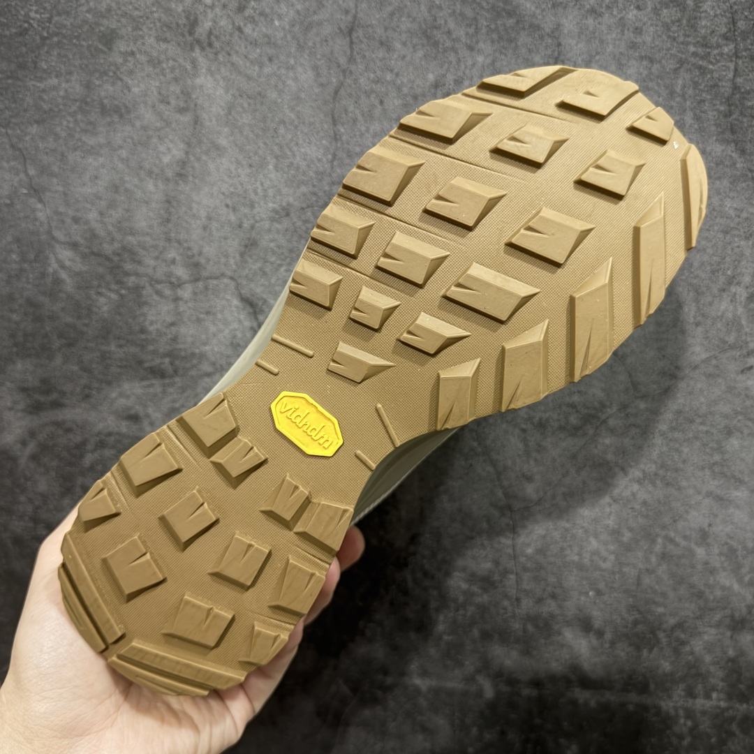 图片[9]-【升级版】始祖鸟·Arc\’teryx Aerios GTX 系列长距离越野徒步户外运动跑鞋 市售最高版 注意区分市场版本 升级原楦原纸版开发版型 采用同源一致一体成型热熔鞋面材质 搭载85%压缩EVA缓震中底技术 独立开模vibram黄金耐磨锯齿外底❗️ 越野徒步+日常通勤两不误！ 尺码：36-45 ARC\’TERYX始祖鸟，户外运动产品的天花板品牌，2017年发布第一款越野跑鞋NORVAN VT，始祖鸟的越野跑鞋分为三个系列，分别是：VT（Vertical Terrain垂直地形）、LD（Long Distance长距离）、SL（Super Light超轻），发展到今日已经更新到了第三代产品，而NORVAN的命名源于北温哥华（North Vancouver）代表高性能越野跑系统。在2018年我测评了始祖鸟第一代长距离越野跑鞋NORVAN LD，而这次测评的，正是该系列的第三代产品NORVAN LD 3，它与初代相比可以说是脱胎换骨的改变。在整体外观方面，NORVAN LD 3保持了ARC\’TERYX始祖鸟一贯的设计风格，配色一如既往的“素”，使用纯色营造出高级感。鞋面采用单层网孔Cordura®鞋面，与初代的紧密编织鞋面相比透气性能更好，鞋面热压了TPU薄膜支撑鞋面，得益于靠近中底整圈的热压TPU，使NORVAN LD 3的涉水深度更深。NORVAN LD 3帮面一体成型，只在跟杯正中进行缝合，跟杯有硬质港宝，能有效支撑和锁定足跟，足跟外侧印刷了ARC\’TERYX始祖鸟LOGO。鞋头多层防踢设计保护脚趾，避免脚趾踢到尖利的岩石导致受伤。-选品中心