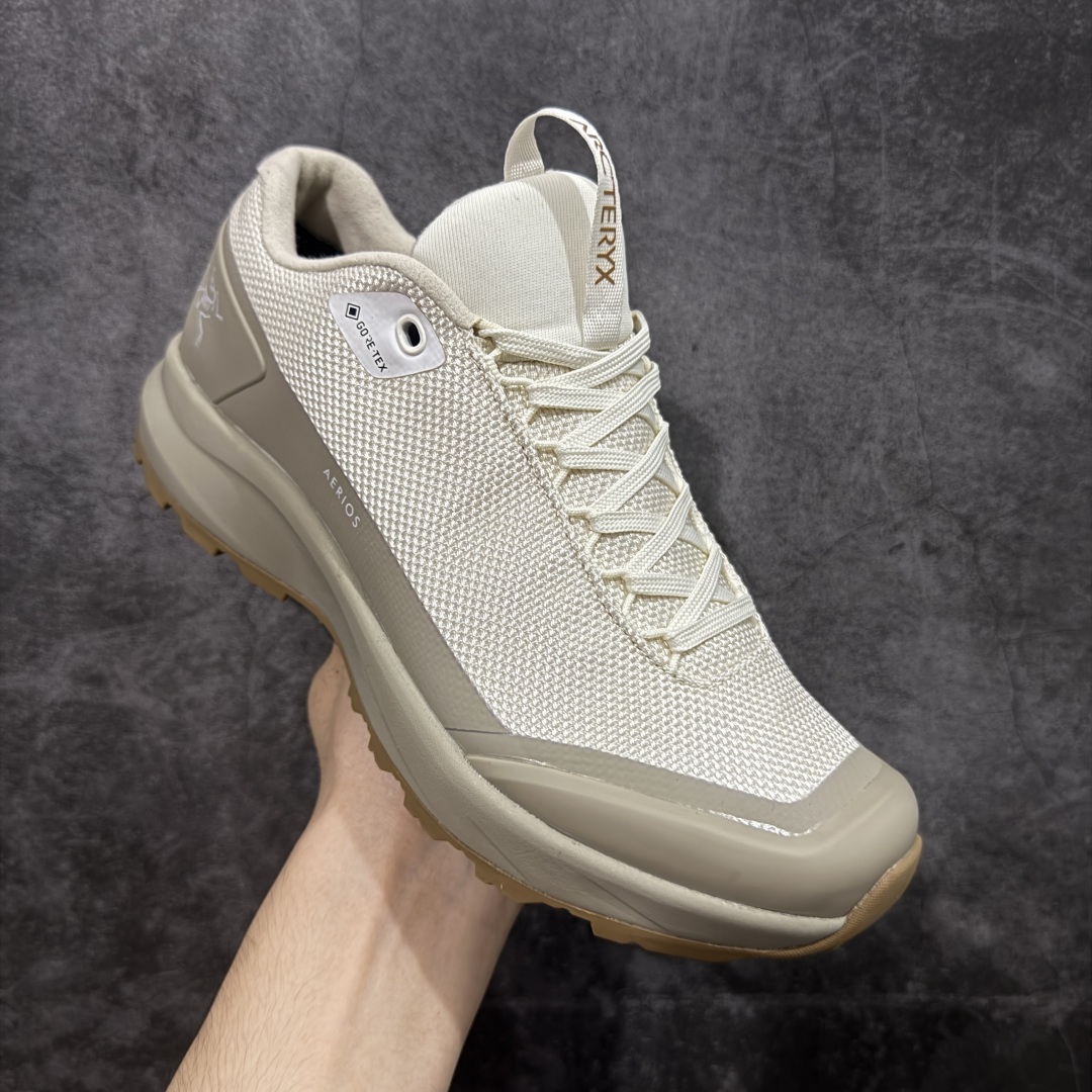 图片[3]-【升级版】始祖鸟·Arc\’teryx Aerios GTX 系列长距离越野徒步户外运动跑鞋 市售最高版 注意区分市场版本 升级原楦原纸版开发版型 采用同源一致一体成型热熔鞋面材质 搭载85%压缩EVA缓震中底技术 独立开模vibram黄金耐磨锯齿外底❗️ 越野徒步+日常通勤两不误！ 尺码：36-45 ARC\’TERYX始祖鸟，户外运动产品的天花板品牌，2017年发布第一款越野跑鞋NORVAN VT，始祖鸟的越野跑鞋分为三个系列，分别是：VT（Vertical Terrain垂直地形）、LD（Long Distance长距离）、SL（Super Light超轻），发展到今日已经更新到了第三代产品，而NORVAN的命名源于北温哥华（North Vancouver）代表高性能越野跑系统。在2018年我测评了始祖鸟第一代长距离越野跑鞋NORVAN LD，而这次测评的，正是该系列的第三代产品NORVAN LD 3，它与初代相比可以说是脱胎换骨的改变。在整体外观方面，NORVAN LD 3保持了ARC\’TERYX始祖鸟一贯的设计风格，配色一如既往的“素”，使用纯色营造出高级感。鞋面采用单层网孔Cordura®鞋面，与初代的紧密编织鞋面相比透气性能更好，鞋面热压了TPU薄膜支撑鞋面，得益于靠近中底整圈的热压TPU，使NORVAN LD 3的涉水深度更深。NORVAN LD 3帮面一体成型，只在跟杯正中进行缝合，跟杯有硬质港宝，能有效支撑和锁定足跟，足跟外侧印刷了ARC\’TERYX始祖鸟LOGO。鞋头多层防踢设计保护脚趾，避免脚趾踢到尖利的岩石导致受伤。-选品中心