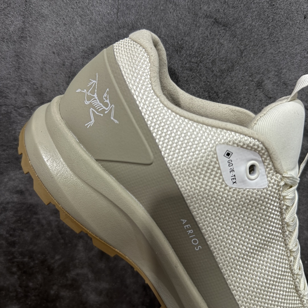 图片[7]-【升级版】始祖鸟·Arc\’teryx Aerios GTX 系列长距离越野徒步户外运动跑鞋 市售最高版 注意区分市场版本 升级原楦原纸版开发版型 采用同源一致一体成型热熔鞋面材质 搭载85%压缩EVA缓震中底技术 独立开模vibram黄金耐磨锯齿外底❗️ 越野徒步+日常通勤两不误！ 尺码：36-45 ARC\’TERYX始祖鸟，户外运动产品的天花板品牌，2017年发布第一款越野跑鞋NORVAN VT，始祖鸟的越野跑鞋分为三个系列，分别是：VT（Vertical Terrain垂直地形）、LD（Long Distance长距离）、SL（Super Light超轻），发展到今日已经更新到了第三代产品，而NORVAN的命名源于北温哥华（North Vancouver）代表高性能越野跑系统。在2018年我测评了始祖鸟第一代长距离越野跑鞋NORVAN LD，而这次测评的，正是该系列的第三代产品NORVAN LD 3，它与初代相比可以说是脱胎换骨的改变。在整体外观方面，NORVAN LD 3保持了ARC\’TERYX始祖鸟一贯的设计风格，配色一如既往的“素”，使用纯色营造出高级感。鞋面采用单层网孔Cordura®鞋面，与初代的紧密编织鞋面相比透气性能更好，鞋面热压了TPU薄膜支撑鞋面，得益于靠近中底整圈的热压TPU，使NORVAN LD 3的涉水深度更深。NORVAN LD 3帮面一体成型，只在跟杯正中进行缝合，跟杯有硬质港宝，能有效支撑和锁定足跟，足跟外侧印刷了ARC\’TERYX始祖鸟LOGO。鞋头多层防踢设计保护脚趾，避免脚趾踢到尖利的岩石导致受伤。-选品中心