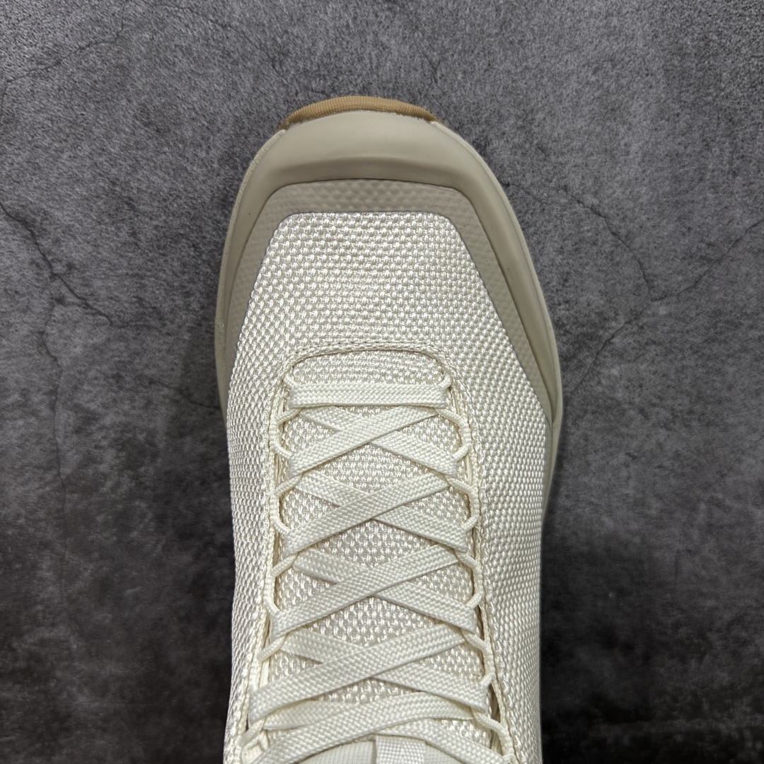 图片[5]-【升级版】始祖鸟·Arc\’teryx Aerios GTX 系列长距离越野徒步户外运动跑鞋 市售最高版 注意区分市场版本 升级原楦原纸版开发版型 采用同源一致一体成型热熔鞋面材质 搭载85%压缩EVA缓震中底技术 独立开模vibram黄金耐磨锯齿外底❗️ 越野徒步+日常通勤两不误！ 尺码：36-45 ARC\’TERYX始祖鸟，户外运动产品的天花板品牌，2017年发布第一款越野跑鞋NORVAN VT，始祖鸟的越野跑鞋分为三个系列，分别是：VT（Vertical Terrain垂直地形）、LD（Long Distance长距离）、SL（Super Light超轻），发展到今日已经更新到了第三代产品，而NORVAN的命名源于北温哥华（North Vancouver）代表高性能越野跑系统。在2018年我测评了始祖鸟第一代长距离越野跑鞋NORVAN LD，而这次测评的，正是该系列的第三代产品NORVAN LD 3，它与初代相比可以说是脱胎换骨的改变。在整体外观方面，NORVAN LD 3保持了ARC\’TERYX始祖鸟一贯的设计风格，配色一如既往的“素”，使用纯色营造出高级感。鞋面采用单层网孔Cordura®鞋面，与初代的紧密编织鞋面相比透气性能更好，鞋面热压了TPU薄膜支撑鞋面，得益于靠近中底整圈的热压TPU，使NORVAN LD 3的涉水深度更深。NORVAN LD 3帮面一体成型，只在跟杯正中进行缝合，跟杯有硬质港宝，能有效支撑和锁定足跟，足跟外侧印刷了ARC\’TERYX始祖鸟LOGO。鞋头多层防踢设计保护脚趾，避免脚趾踢到尖利的岩石导致受伤。-选品中心