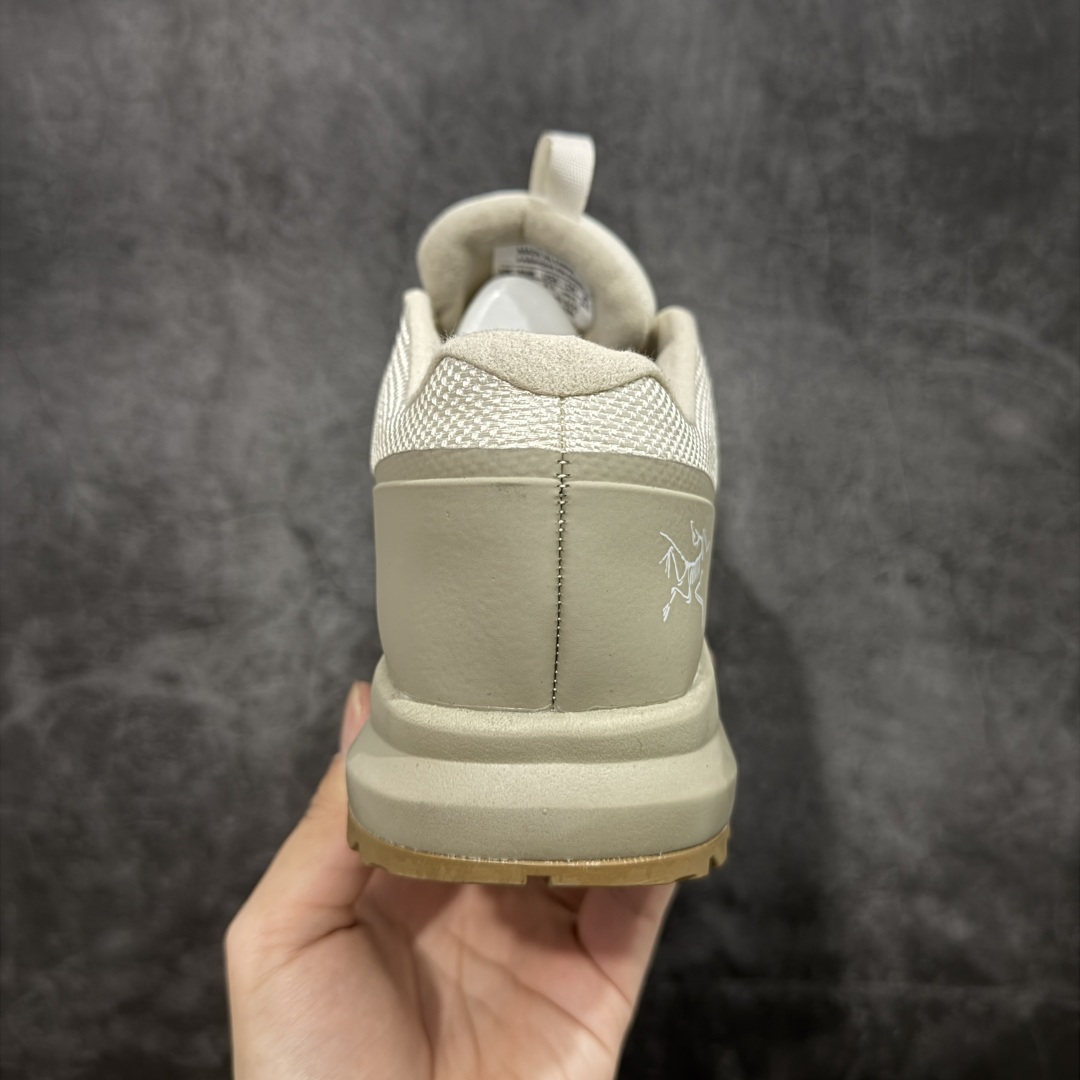 图片[4]-【升级版】始祖鸟·Arc\’teryx Aerios GTX 系列长距离越野徒步户外运动跑鞋 市售最高版 注意区分市场版本 升级原楦原纸版开发版型 采用同源一致一体成型热熔鞋面材质 搭载85%压缩EVA缓震中底技术 独立开模vibram黄金耐磨锯齿外底❗️ 越野徒步+日常通勤两不误！ 尺码：36-45 ARC\’TERYX始祖鸟，户外运动产品的天花板品牌，2017年发布第一款越野跑鞋NORVAN VT，始祖鸟的越野跑鞋分为三个系列，分别是：VT（Vertical Terrain垂直地形）、LD（Long Distance长距离）、SL（Super Light超轻），发展到今日已经更新到了第三代产品，而NORVAN的命名源于北温哥华（North Vancouver）代表高性能越野跑系统。在2018年我测评了始祖鸟第一代长距离越野跑鞋NORVAN LD，而这次测评的，正是该系列的第三代产品NORVAN LD 3，它与初代相比可以说是脱胎换骨的改变。在整体外观方面，NORVAN LD 3保持了ARC\’TERYX始祖鸟一贯的设计风格，配色一如既往的“素”，使用纯色营造出高级感。鞋面采用单层网孔Cordura®鞋面，与初代的紧密编织鞋面相比透气性能更好，鞋面热压了TPU薄膜支撑鞋面，得益于靠近中底整圈的热压TPU，使NORVAN LD 3的涉水深度更深。NORVAN LD 3帮面一体成型，只在跟杯正中进行缝合，跟杯有硬质港宝，能有效支撑和锁定足跟，足跟外侧印刷了ARC\’TERYX始祖鸟LOGO。鞋头多层防踢设计保护脚趾，避免脚趾踢到尖利的岩石导致受伤。-选品中心