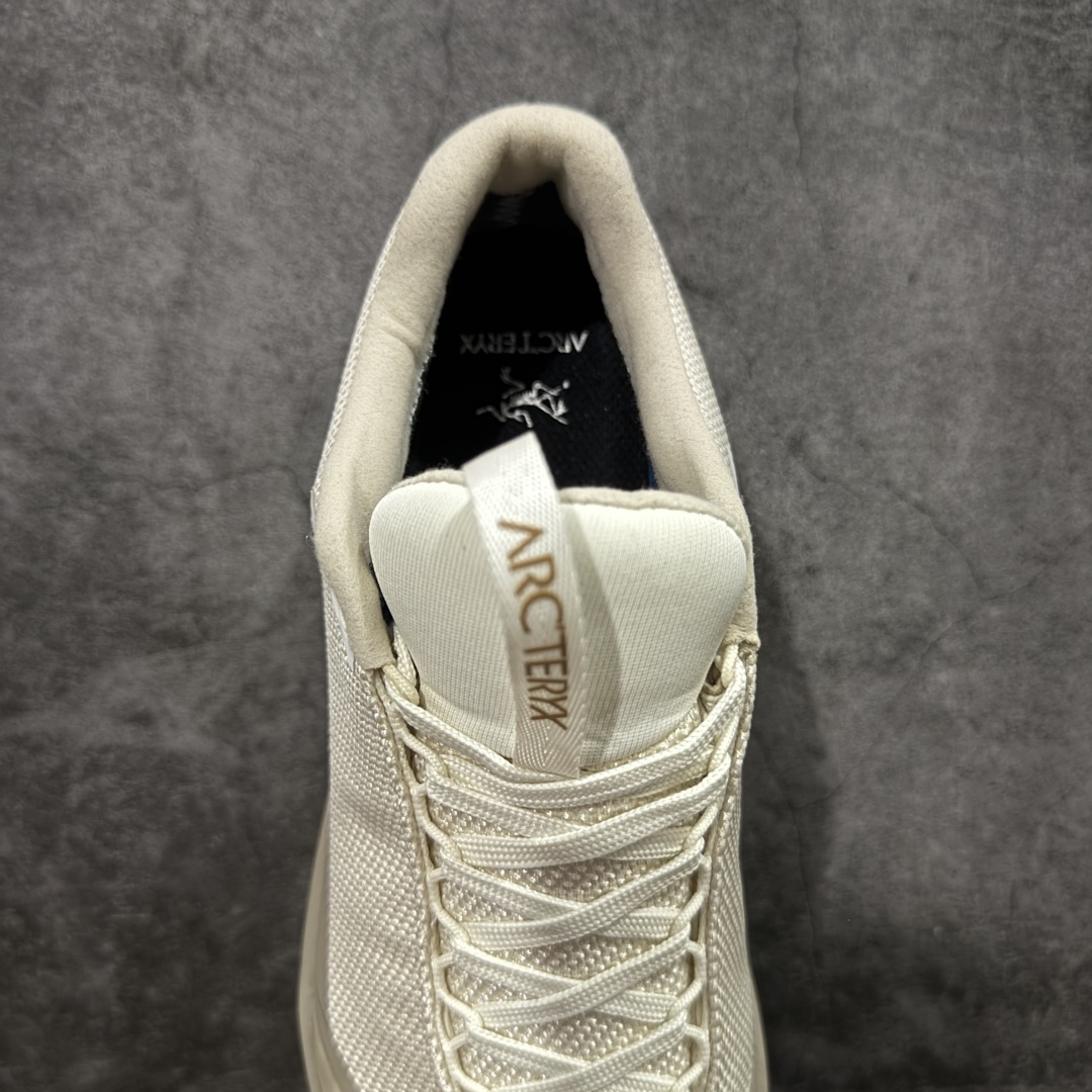 图片[8]-【升级版】始祖鸟·Arc\’teryx Aerios GTX 系列长距离越野徒步户外运动跑鞋 市售最高版 注意区分市场版本 升级原楦原纸版开发版型 采用同源一致一体成型热熔鞋面材质 搭载85%压缩EVA缓震中底技术 独立开模vibram黄金耐磨锯齿外底❗️ 越野徒步+日常通勤两不误！ 尺码：36-45 ARC\’TERYX始祖鸟，户外运动产品的天花板品牌，2017年发布第一款越野跑鞋NORVAN VT，始祖鸟的越野跑鞋分为三个系列，分别是：VT（Vertical Terrain垂直地形）、LD（Long Distance长距离）、SL（Super Light超轻），发展到今日已经更新到了第三代产品，而NORVAN的命名源于北温哥华（North Vancouver）代表高性能越野跑系统。在2018年我测评了始祖鸟第一代长距离越野跑鞋NORVAN LD，而这次测评的，正是该系列的第三代产品NORVAN LD 3，它与初代相比可以说是脱胎换骨的改变。在整体外观方面，NORVAN LD 3保持了ARC\’TERYX始祖鸟一贯的设计风格，配色一如既往的“素”，使用纯色营造出高级感。鞋面采用单层网孔Cordura®鞋面，与初代的紧密编织鞋面相比透气性能更好，鞋面热压了TPU薄膜支撑鞋面，得益于靠近中底整圈的热压TPU，使NORVAN LD 3的涉水深度更深。NORVAN LD 3帮面一体成型，只在跟杯正中进行缝合，跟杯有硬质港宝，能有效支撑和锁定足跟，足跟外侧印刷了ARC\’TERYX始祖鸟LOGO。鞋头多层防踢设计保护脚趾，避免脚趾踢到尖利的岩石导致受伤。-选品中心