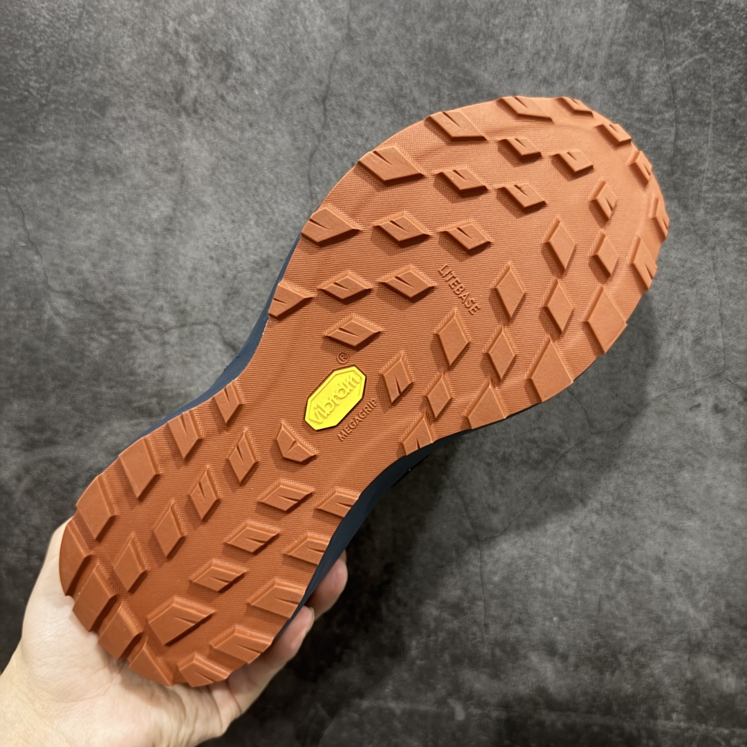 图片[9]-【莞顶防水版】始祖鸟Arc\’teryx Norvan LD3 GTX Trail 北温哥华三代系列长距离越野徒步户外运动跑鞋 市场唯一真正防水防污版 正确原厂GTX鞋面 区别假材料 品质细节一步到位 细节对应原版无差别 区别市面错版 ARC\’TERYX始祖鸟，户外运动产品的天花板品牌，2017年发布第一款越野跑鞋NORVAN VT，始祖鸟的越野跑鞋分为三个系列，分别是：VT（Vertical Terrain垂直地形）、LD（Long Distance长距离）、SL（Super Light超轻），发展到今日已经更新到了第三代产品，而NORVAN的命名源于北温哥华（North Vancouver）代表高性能越野跑系统。在2018年我测评了始祖鸟第一代长距离越野跑鞋NORVAN LD，而这次测评的，正是该系列的第三代产品NORVAN LD 3，它与初代相比可以说是脱胎换骨的改变。在整体外观方面，NORVAN LD 3保持了ARC\’TERYX始祖鸟一贯的设计风格，配色一如既往的“素”，使用纯色营造出高级感。鞋面采用单层网孔Cordura®鞋面，与初代的紧密编织鞋面相比透气性能更好，鞋面热压了TPU薄膜支撑鞋面，得益于靠近中底整圈的热压TPU，使NORVAN LD 3的涉水深度更深。NORVAN LD 3帮面一体成型，只在跟杯正中进行缝合，跟杯有硬质港宝，能有效支撑和锁定足跟，足跟外侧印刷了ARC\’TERYX始祖鸟LOGO。鞋头多层防踢设计保护脚趾，避免脚趾踢到尖利的岩石导致受伤 尺码：36/45 含半码-选品中心