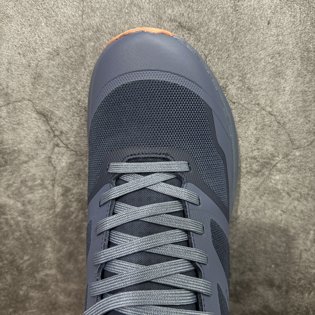 图片[5]-【莞顶防水版】始祖鸟Arc\’teryx Norvan LD3 GTX Trail 北温哥华三代系列长距离越野徒步户外运动跑鞋 市场唯一真正防水防污版 正确原厂GTX鞋面 区别假材料 品质细节一步到位 细节对应原版无差别 区别市面错版 ARC\’TERYX始祖鸟，户外运动产品的天花板品牌，2017年发布第一款越野跑鞋NORVAN VT，始祖鸟的越野跑鞋分为三个系列，分别是：VT（Vertical Terrain垂直地形）、LD（Long Distance长距离）、SL（Super Light超轻），发展到今日已经更新到了第三代产品，而NORVAN的命名源于北温哥华（North Vancouver）代表高性能越野跑系统。在2018年我测评了始祖鸟第一代长距离越野跑鞋NORVAN LD，而这次测评的，正是该系列的第三代产品NORVAN LD 3，它与初代相比可以说是脱胎换骨的改变。在整体外观方面，NORVAN LD 3保持了ARC\’TERYX始祖鸟一贯的设计风格，配色一如既往的“素”，使用纯色营造出高级感。鞋面采用单层网孔Cordura®鞋面，与初代的紧密编织鞋面相比透气性能更好，鞋面热压了TPU薄膜支撑鞋面，得益于靠近中底整圈的热压TPU，使NORVAN LD 3的涉水深度更深。NORVAN LD 3帮面一体成型，只在跟杯正中进行缝合，跟杯有硬质港宝，能有效支撑和锁定足跟，足跟外侧印刷了ARC\’TERYX始祖鸟LOGO。鞋头多层防踢设计保护脚趾，避免脚趾踢到尖利的岩石导致受伤 尺码：36/45 含半码-选品中心