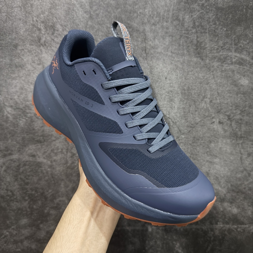 图片[3]-【莞顶防水版】始祖鸟Arc\’teryx Norvan LD3 GTX Trail 北温哥华三代系列长距离越野徒步户外运动跑鞋 市场唯一真正防水防污版 正确原厂GTX鞋面 区别假材料 品质细节一步到位 细节对应原版无差别 区别市面错版 ARC\’TERYX始祖鸟，户外运动产品的天花板品牌，2017年发布第一款越野跑鞋NORVAN VT，始祖鸟的越野跑鞋分为三个系列，分别是：VT（Vertical Terrain垂直地形）、LD（Long Distance长距离）、SL（Super Light超轻），发展到今日已经更新到了第三代产品，而NORVAN的命名源于北温哥华（North Vancouver）代表高性能越野跑系统。在2018年我测评了始祖鸟第一代长距离越野跑鞋NORVAN LD，而这次测评的，正是该系列的第三代产品NORVAN LD 3，它与初代相比可以说是脱胎换骨的改变。在整体外观方面，NORVAN LD 3保持了ARC\’TERYX始祖鸟一贯的设计风格，配色一如既往的“素”，使用纯色营造出高级感。鞋面采用单层网孔Cordura®鞋面，与初代的紧密编织鞋面相比透气性能更好，鞋面热压了TPU薄膜支撑鞋面，得益于靠近中底整圈的热压TPU，使NORVAN LD 3的涉水深度更深。NORVAN LD 3帮面一体成型，只在跟杯正中进行缝合，跟杯有硬质港宝，能有效支撑和锁定足跟，足跟外侧印刷了ARC\’TERYX始祖鸟LOGO。鞋头多层防踢设计保护脚趾，避免脚趾踢到尖利的岩石导致受伤 尺码：36/45 含半码-选品中心