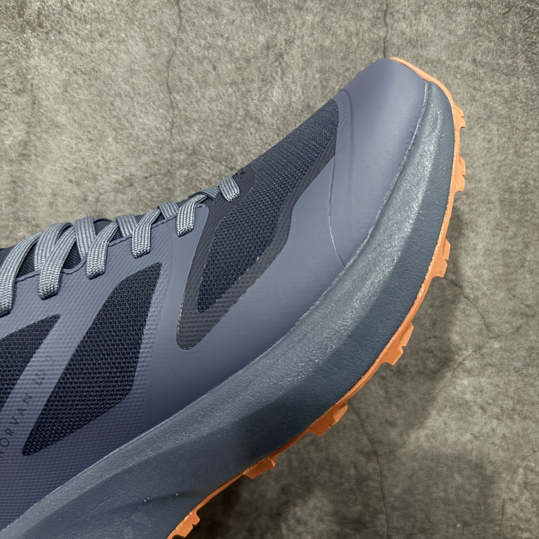 图片[6]-【莞顶防水版】始祖鸟Arc\’teryx Norvan LD3 GTX Trail 北温哥华三代系列长距离越野徒步户外运动跑鞋 市场唯一真正防水防污版 正确原厂GTX鞋面 区别假材料 品质细节一步到位 细节对应原版无差别 区别市面错版 ARC\’TERYX始祖鸟，户外运动产品的天花板品牌，2017年发布第一款越野跑鞋NORVAN VT，始祖鸟的越野跑鞋分为三个系列，分别是：VT（Vertical Terrain垂直地形）、LD（Long Distance长距离）、SL（Super Light超轻），发展到今日已经更新到了第三代产品，而NORVAN的命名源于北温哥华（North Vancouver）代表高性能越野跑系统。在2018年我测评了始祖鸟第一代长距离越野跑鞋NORVAN LD，而这次测评的，正是该系列的第三代产品NORVAN LD 3，它与初代相比可以说是脱胎换骨的改变。在整体外观方面，NORVAN LD 3保持了ARC\’TERYX始祖鸟一贯的设计风格，配色一如既往的“素”，使用纯色营造出高级感。鞋面采用单层网孔Cordura®鞋面，与初代的紧密编织鞋面相比透气性能更好，鞋面热压了TPU薄膜支撑鞋面，得益于靠近中底整圈的热压TPU，使NORVAN LD 3的涉水深度更深。NORVAN LD 3帮面一体成型，只在跟杯正中进行缝合，跟杯有硬质港宝，能有效支撑和锁定足跟，足跟外侧印刷了ARC\’TERYX始祖鸟LOGO。鞋头多层防踢设计保护脚趾，避免脚趾踢到尖利的岩石导致受伤 尺码：36/45 含半码-选品中心