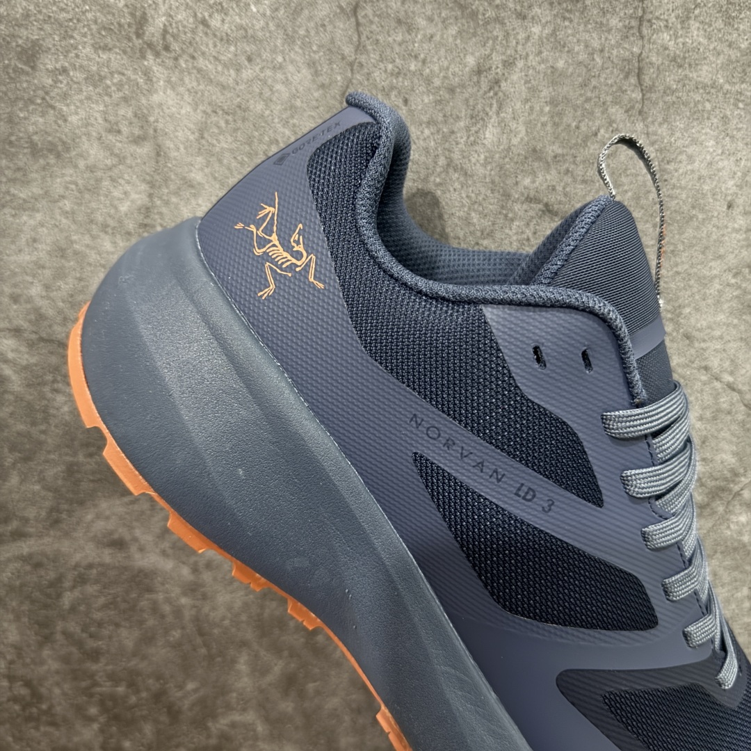 图片[7]-【莞顶防水版】始祖鸟Arc\’teryx Norvan LD3 GTX Trail 北温哥华三代系列长距离越野徒步户外运动跑鞋 市场唯一真正防水防污版 正确原厂GTX鞋面 区别假材料 品质细节一步到位 细节对应原版无差别 区别市面错版 ARC\’TERYX始祖鸟，户外运动产品的天花板品牌，2017年发布第一款越野跑鞋NORVAN VT，始祖鸟的越野跑鞋分为三个系列，分别是：VT（Vertical Terrain垂直地形）、LD（Long Distance长距离）、SL（Super Light超轻），发展到今日已经更新到了第三代产品，而NORVAN的命名源于北温哥华（North Vancouver）代表高性能越野跑系统。在2018年我测评了始祖鸟第一代长距离越野跑鞋NORVAN LD，而这次测评的，正是该系列的第三代产品NORVAN LD 3，它与初代相比可以说是脱胎换骨的改变。在整体外观方面，NORVAN LD 3保持了ARC\’TERYX始祖鸟一贯的设计风格，配色一如既往的“素”，使用纯色营造出高级感。鞋面采用单层网孔Cordura®鞋面，与初代的紧密编织鞋面相比透气性能更好，鞋面热压了TPU薄膜支撑鞋面，得益于靠近中底整圈的热压TPU，使NORVAN LD 3的涉水深度更深。NORVAN LD 3帮面一体成型，只在跟杯正中进行缝合，跟杯有硬质港宝，能有效支撑和锁定足跟，足跟外侧印刷了ARC\’TERYX始祖鸟LOGO。鞋头多层防踢设计保护脚趾，避免脚趾踢到尖利的岩石导致受伤 尺码：36/45 含半码-选品中心