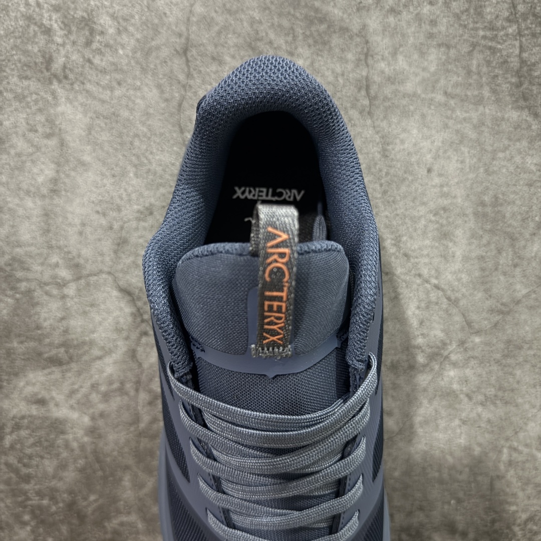 图片[8]-【莞顶防水版】始祖鸟Arc\’teryx Norvan LD3 GTX Trail 北温哥华三代系列长距离越野徒步户外运动跑鞋 市场唯一真正防水防污版 正确原厂GTX鞋面 区别假材料 品质细节一步到位 细节对应原版无差别 区别市面错版 ARC\’TERYX始祖鸟，户外运动产品的天花板品牌，2017年发布第一款越野跑鞋NORVAN VT，始祖鸟的越野跑鞋分为三个系列，分别是：VT（Vertical Terrain垂直地形）、LD（Long Distance长距离）、SL（Super Light超轻），发展到今日已经更新到了第三代产品，而NORVAN的命名源于北温哥华（North Vancouver）代表高性能越野跑系统。在2018年我测评了始祖鸟第一代长距离越野跑鞋NORVAN LD，而这次测评的，正是该系列的第三代产品NORVAN LD 3，它与初代相比可以说是脱胎换骨的改变。在整体外观方面，NORVAN LD 3保持了ARC\’TERYX始祖鸟一贯的设计风格，配色一如既往的“素”，使用纯色营造出高级感。鞋面采用单层网孔Cordura®鞋面，与初代的紧密编织鞋面相比透气性能更好，鞋面热压了TPU薄膜支撑鞋面，得益于靠近中底整圈的热压TPU，使NORVAN LD 3的涉水深度更深。NORVAN LD 3帮面一体成型，只在跟杯正中进行缝合，跟杯有硬质港宝，能有效支撑和锁定足跟，足跟外侧印刷了ARC\’TERYX始祖鸟LOGO。鞋头多层防踢设计保护脚趾，避免脚趾踢到尖利的岩石导致受伤 尺码：36/45 含半码-选品中心