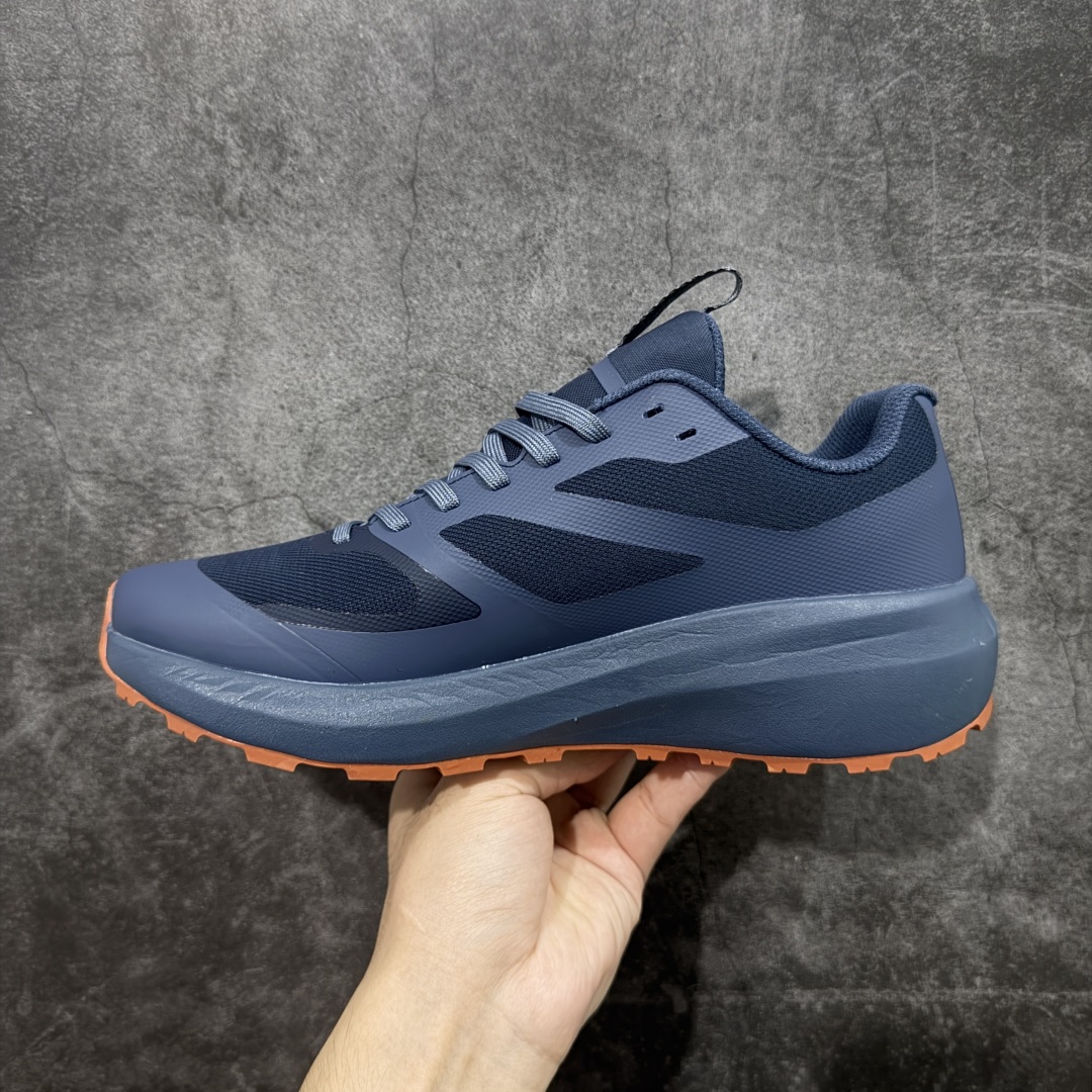 图片[2]-【莞顶防水版】始祖鸟Arc\’teryx Norvan LD3 GTX Trail 北温哥华三代系列长距离越野徒步户外运动跑鞋 市场唯一真正防水防污版 正确原厂GTX鞋面 区别假材料 品质细节一步到位 细节对应原版无差别 区别市面错版 ARC\’TERYX始祖鸟，户外运动产品的天花板品牌，2017年发布第一款越野跑鞋NORVAN VT，始祖鸟的越野跑鞋分为三个系列，分别是：VT（Vertical Terrain垂直地形）、LD（Long Distance长距离）、SL（Super Light超轻），发展到今日已经更新到了第三代产品，而NORVAN的命名源于北温哥华（North Vancouver）代表高性能越野跑系统。在2018年我测评了始祖鸟第一代长距离越野跑鞋NORVAN LD，而这次测评的，正是该系列的第三代产品NORVAN LD 3，它与初代相比可以说是脱胎换骨的改变。在整体外观方面，NORVAN LD 3保持了ARC\’TERYX始祖鸟一贯的设计风格，配色一如既往的“素”，使用纯色营造出高级感。鞋面采用单层网孔Cordura®鞋面，与初代的紧密编织鞋面相比透气性能更好，鞋面热压了TPU薄膜支撑鞋面，得益于靠近中底整圈的热压TPU，使NORVAN LD 3的涉水深度更深。NORVAN LD 3帮面一体成型，只在跟杯正中进行缝合，跟杯有硬质港宝，能有效支撑和锁定足跟，足跟外侧印刷了ARC\’TERYX始祖鸟LOGO。鞋头多层防踢设计保护脚趾，避免脚趾踢到尖利的岩石导致受伤 尺码：36/45 含半码-选品中心