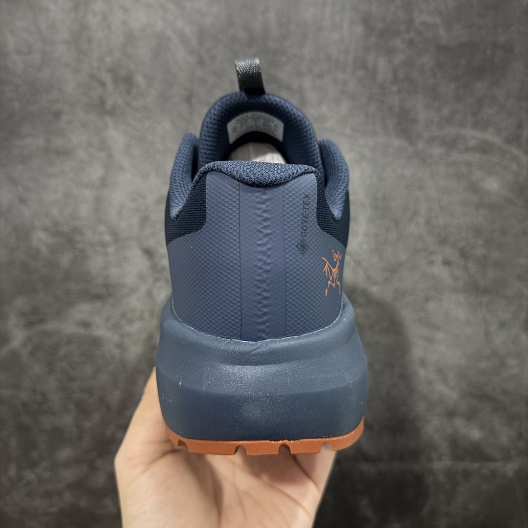 图片[4]-【莞顶防水版】始祖鸟Arc\’teryx Norvan LD3 GTX Trail 北温哥华三代系列长距离越野徒步户外运动跑鞋 市场唯一真正防水防污版 正确原厂GTX鞋面 区别假材料 品质细节一步到位 细节对应原版无差别 区别市面错版 ARC\’TERYX始祖鸟，户外运动产品的天花板品牌，2017年发布第一款越野跑鞋NORVAN VT，始祖鸟的越野跑鞋分为三个系列，分别是：VT（Vertical Terrain垂直地形）、LD（Long Distance长距离）、SL（Super Light超轻），发展到今日已经更新到了第三代产品，而NORVAN的命名源于北温哥华（North Vancouver）代表高性能越野跑系统。在2018年我测评了始祖鸟第一代长距离越野跑鞋NORVAN LD，而这次测评的，正是该系列的第三代产品NORVAN LD 3，它与初代相比可以说是脱胎换骨的改变。在整体外观方面，NORVAN LD 3保持了ARC\’TERYX始祖鸟一贯的设计风格，配色一如既往的“素”，使用纯色营造出高级感。鞋面采用单层网孔Cordura®鞋面，与初代的紧密编织鞋面相比透气性能更好，鞋面热压了TPU薄膜支撑鞋面，得益于靠近中底整圈的热压TPU，使NORVAN LD 3的涉水深度更深。NORVAN LD 3帮面一体成型，只在跟杯正中进行缝合，跟杯有硬质港宝，能有效支撑和锁定足跟，足跟外侧印刷了ARC\’TERYX始祖鸟LOGO。鞋头多层防踢设计保护脚趾，避免脚趾踢到尖利的岩石导致受伤 尺码：36/45 含半码-选品中心