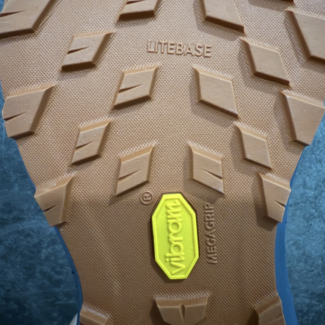 图片[8]-【莞顶防水版】始祖鸟Arc\’teryx Norvan LD3 GTX Trail 北温哥华三代系列长距离越野徒步户外运动跑鞋 市场唯一真正防水防污版 正确原厂GTX鞋面 区别假材料 品质细节一步到位 细节对应原版无差别 区别市面错版 ARC\’TERYX始祖鸟，户外运动产品的天花板品牌，2017年发布第一款越野跑鞋NORVAN VT，始祖鸟的越野跑鞋分为三个系列，分别是：VT（Vertical Terrain垂直地形）、LD（Long Distance长距离）、SL（Super Light超轻），发展到今日已经更新到了第三代产品，而NORVAN的命名源于北温哥华（North Vancouver）代表高性能越野跑系统。在2018年我测评了始祖鸟第一代长距离越野跑鞋NORVAN LD，而这次测评的，正是该系列的第三代产品NORVAN LD 3，它与初代相比可以说是脱胎换骨的改变。在整体外观方面，NORVAN LD 3保持了ARC\’TERYX始祖鸟一贯的设计风格，配色一如既往的“素”，使用纯色营造出高级感。鞋面采用单层网孔Cordura®鞋面，与初代的紧密编织鞋面相比透气性能更好，鞋面热压了TPU薄膜支撑鞋面，得益于靠近中底整圈的热压TPU，使NORVAN LD 3的涉水深度更深。NORVAN LD 3帮面一体成型，只在跟杯正中进行缝合，跟杯有硬质港宝，能有效支撑和锁定足跟，足跟外侧印刷了ARC\’TERYX始祖鸟LOGO。鞋头多层防踢设计保护脚趾，避免脚趾踢到尖利的岩石导致受伤 尺码：36/45 含半码-选品中心