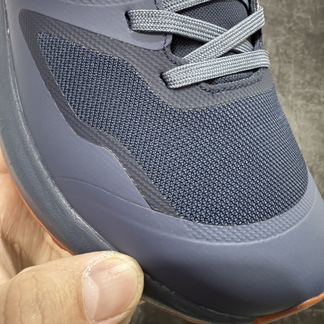 图片[4]-【莞顶防水版】始祖鸟Arc\’teryx Norvan LD3 GTX Trail 北温哥华三代系列长距离越野徒步户外运动跑鞋 市场唯一真正防水防污版 正确原厂GTX鞋面 区别假材料 品质细节一步到位 细节对应原版无差别 区别市面错版 ARC\’TERYX始祖鸟，户外运动产品的天花板品牌，2017年发布第一款越野跑鞋NORVAN VT，始祖鸟的越野跑鞋分为三个系列，分别是：VT（Vertical Terrain垂直地形）、LD（Long Distance长距离）、SL（Super Light超轻），发展到今日已经更新到了第三代产品，而NORVAN的命名源于北温哥华（North Vancouver）代表高性能越野跑系统。在2018年我测评了始祖鸟第一代长距离越野跑鞋NORVAN LD，而这次测评的，正是该系列的第三代产品NORVAN LD 3，它与初代相比可以说是脱胎换骨的改变。在整体外观方面，NORVAN LD 3保持了ARC\’TERYX始祖鸟一贯的设计风格，配色一如既往的“素”，使用纯色营造出高级感。鞋面采用单层网孔Cordura®鞋面，与初代的紧密编织鞋面相比透气性能更好，鞋面热压了TPU薄膜支撑鞋面，得益于靠近中底整圈的热压TPU，使NORVAN LD 3的涉水深度更深。NORVAN LD 3帮面一体成型，只在跟杯正中进行缝合，跟杯有硬质港宝，能有效支撑和锁定足跟，足跟外侧印刷了ARC\’TERYX始祖鸟LOGO。鞋头多层防踢设计保护脚趾，避免脚趾踢到尖利的岩石导致受伤 尺码：36/45 含半码-选品中心