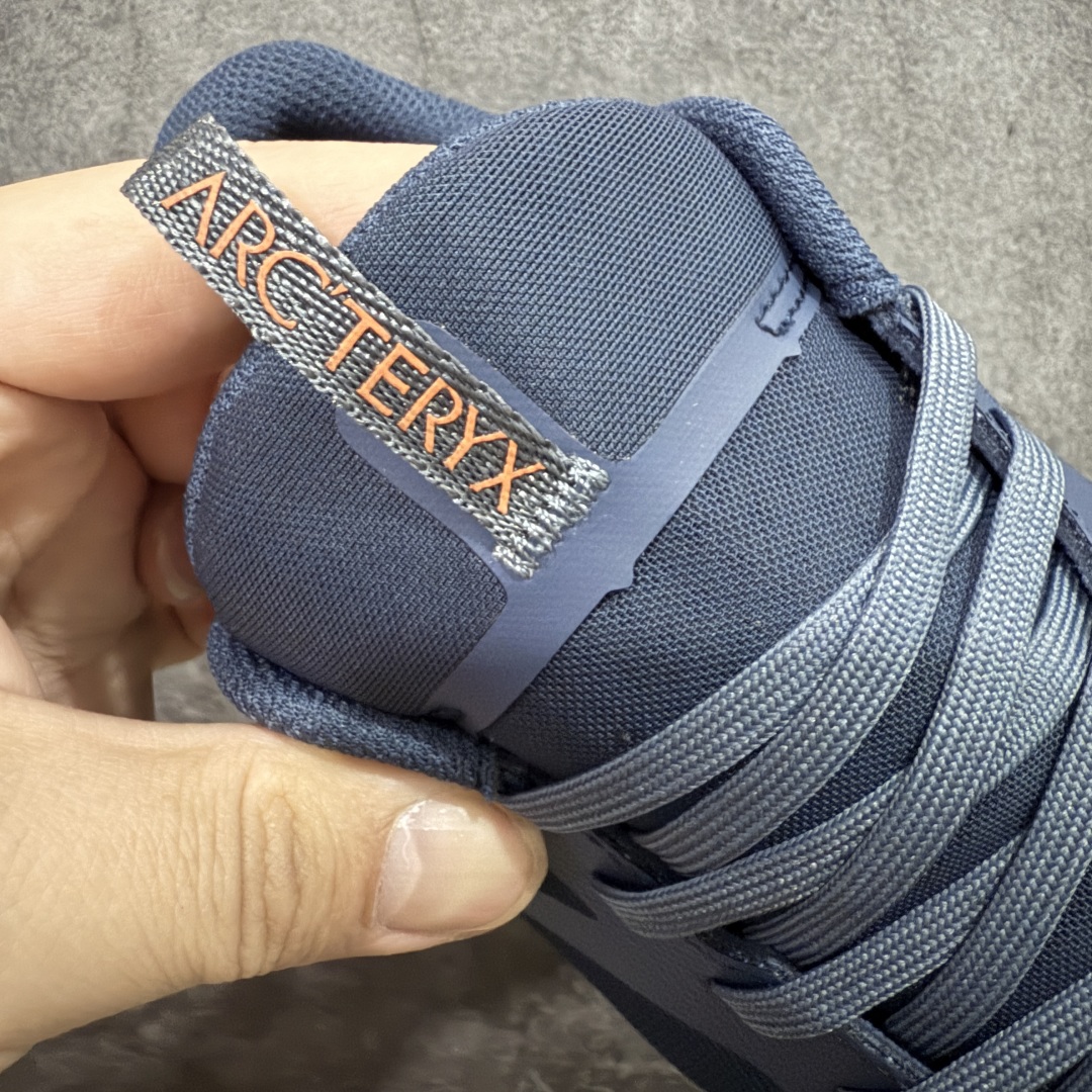 图片[5]-【莞顶防水版】始祖鸟Arc\’teryx Norvan LD3 GTX Trail 北温哥华三代系列长距离越野徒步户外运动跑鞋 市场唯一真正防水防污版 正确原厂GTX鞋面 区别假材料 品质细节一步到位 细节对应原版无差别 区别市面错版 ARC\’TERYX始祖鸟，户外运动产品的天花板品牌，2017年发布第一款越野跑鞋NORVAN VT，始祖鸟的越野跑鞋分为三个系列，分别是：VT（Vertical Terrain垂直地形）、LD（Long Distance长距离）、SL（Super Light超轻），发展到今日已经更新到了第三代产品，而NORVAN的命名源于北温哥华（North Vancouver）代表高性能越野跑系统。在2018年我测评了始祖鸟第一代长距离越野跑鞋NORVAN LD，而这次测评的，正是该系列的第三代产品NORVAN LD 3，它与初代相比可以说是脱胎换骨的改变。在整体外观方面，NORVAN LD 3保持了ARC\’TERYX始祖鸟一贯的设计风格，配色一如既往的“素”，使用纯色营造出高级感。鞋面采用单层网孔Cordura®鞋面，与初代的紧密编织鞋面相比透气性能更好，鞋面热压了TPU薄膜支撑鞋面，得益于靠近中底整圈的热压TPU，使NORVAN LD 3的涉水深度更深。NORVAN LD 3帮面一体成型，只在跟杯正中进行缝合，跟杯有硬质港宝，能有效支撑和锁定足跟，足跟外侧印刷了ARC\’TERYX始祖鸟LOGO。鞋头多层防踢设计保护脚趾，避免脚趾踢到尖利的岩石导致受伤 尺码：36/45 含半码-选品中心