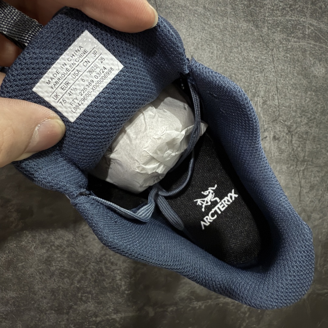 图片[6]-【莞顶防水版】始祖鸟Arc\’teryx Norvan LD3 GTX Trail 北温哥华三代系列长距离越野徒步户外运动跑鞋 市场唯一真正防水防污版 正确原厂GTX鞋面 区别假材料 品质细节一步到位 细节对应原版无差别 区别市面错版 ARC\’TERYX始祖鸟，户外运动产品的天花板品牌，2017年发布第一款越野跑鞋NORVAN VT，始祖鸟的越野跑鞋分为三个系列，分别是：VT（Vertical Terrain垂直地形）、LD（Long Distance长距离）、SL（Super Light超轻），发展到今日已经更新到了第三代产品，而NORVAN的命名源于北温哥华（North Vancouver）代表高性能越野跑系统。在2018年我测评了始祖鸟第一代长距离越野跑鞋NORVAN LD，而这次测评的，正是该系列的第三代产品NORVAN LD 3，它与初代相比可以说是脱胎换骨的改变。在整体外观方面，NORVAN LD 3保持了ARC\’TERYX始祖鸟一贯的设计风格，配色一如既往的“素”，使用纯色营造出高级感。鞋面采用单层网孔Cordura®鞋面，与初代的紧密编织鞋面相比透气性能更好，鞋面热压了TPU薄膜支撑鞋面，得益于靠近中底整圈的热压TPU，使NORVAN LD 3的涉水深度更深。NORVAN LD 3帮面一体成型，只在跟杯正中进行缝合，跟杯有硬质港宝，能有效支撑和锁定足跟，足跟外侧印刷了ARC\’TERYX始祖鸟LOGO。鞋头多层防踢设计保护脚趾，避免脚趾踢到尖利的岩石导致受伤 尺码：36/45 含半码-选品中心