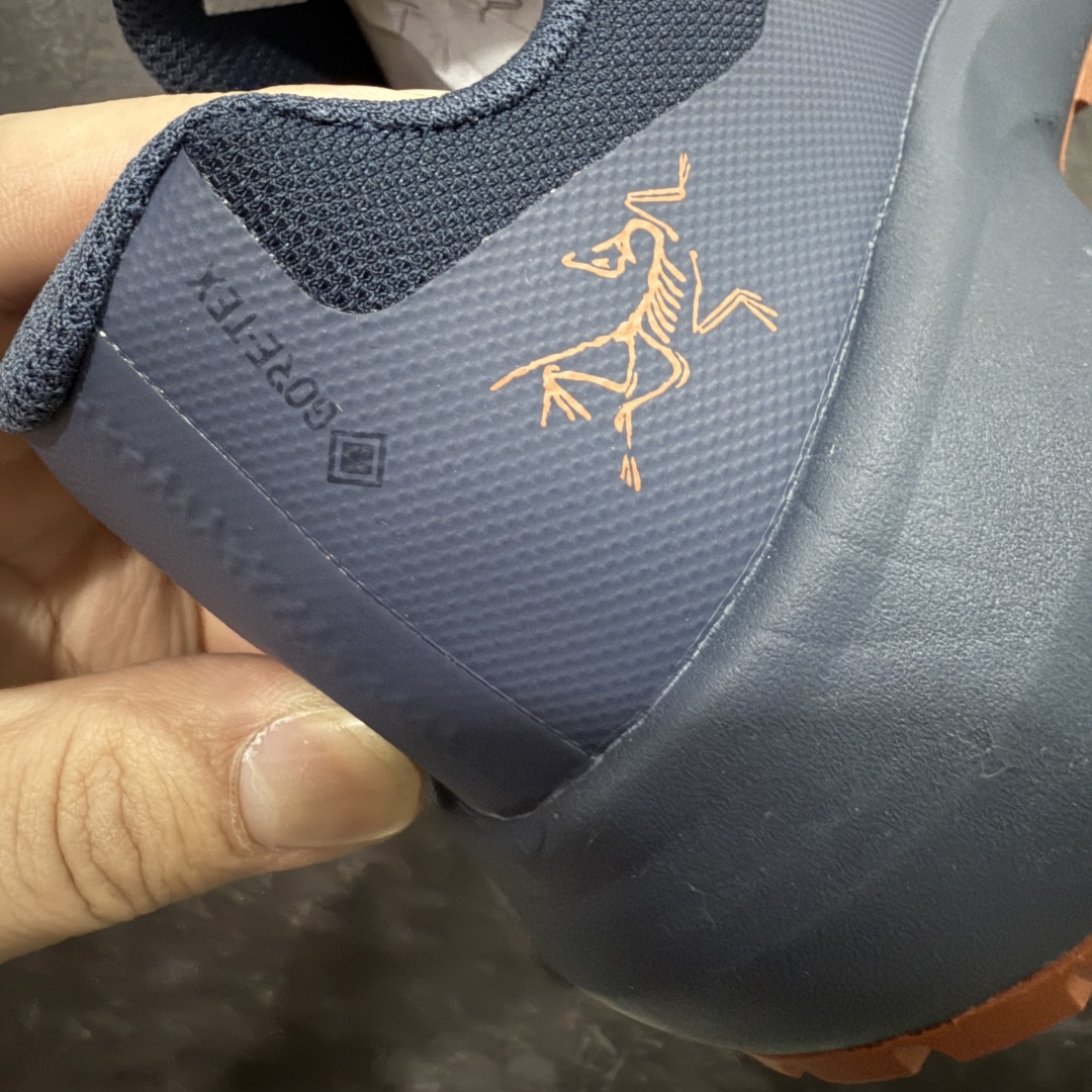 图片[2]-【莞顶防水版】始祖鸟Arc\’teryx Norvan LD3 GTX Trail 北温哥华三代系列长距离越野徒步户外运动跑鞋 市场唯一真正防水防污版 正确原厂GTX鞋面 区别假材料 品质细节一步到位 细节对应原版无差别 区别市面错版 ARC\’TERYX始祖鸟，户外运动产品的天花板品牌，2017年发布第一款越野跑鞋NORVAN VT，始祖鸟的越野跑鞋分为三个系列，分别是：VT（Vertical Terrain垂直地形）、LD（Long Distance长距离）、SL（Super Light超轻），发展到今日已经更新到了第三代产品，而NORVAN的命名源于北温哥华（North Vancouver）代表高性能越野跑系统。在2018年我测评了始祖鸟第一代长距离越野跑鞋NORVAN LD，而这次测评的，正是该系列的第三代产品NORVAN LD 3，它与初代相比可以说是脱胎换骨的改变。在整体外观方面，NORVAN LD 3保持了ARC\’TERYX始祖鸟一贯的设计风格，配色一如既往的“素”，使用纯色营造出高级感。鞋面采用单层网孔Cordura®鞋面，与初代的紧密编织鞋面相比透气性能更好，鞋面热压了TPU薄膜支撑鞋面，得益于靠近中底整圈的热压TPU，使NORVAN LD 3的涉水深度更深。NORVAN LD 3帮面一体成型，只在跟杯正中进行缝合，跟杯有硬质港宝，能有效支撑和锁定足跟，足跟外侧印刷了ARC\’TERYX始祖鸟LOGO。鞋头多层防踢设计保护脚趾，避免脚趾踢到尖利的岩石导致受伤 尺码：36/45 含半码-选品中心