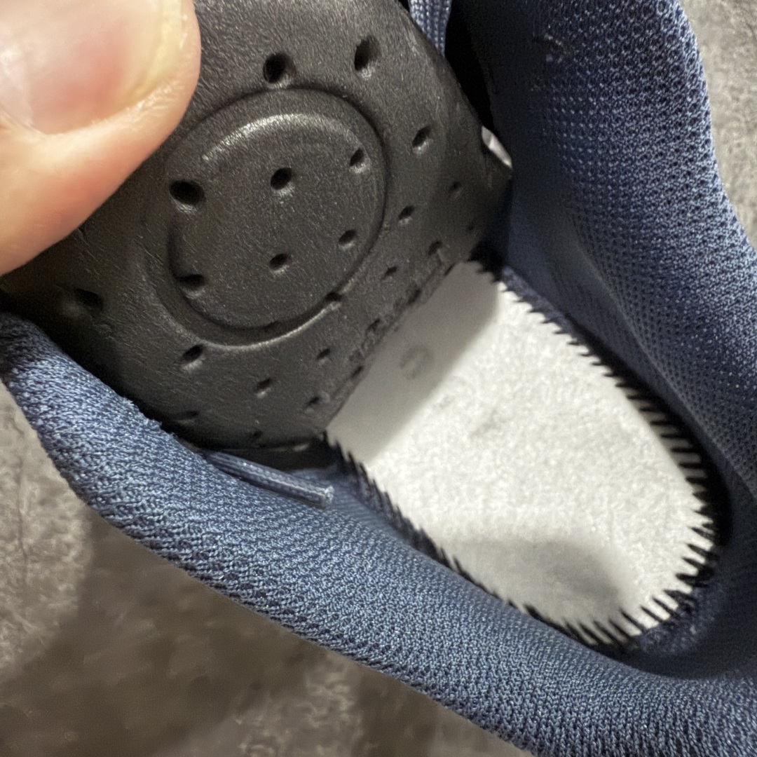 图片[7]-【莞顶防水版】始祖鸟Arc\’teryx Norvan LD3 GTX Trail 北温哥华三代系列长距离越野徒步户外运动跑鞋 市场唯一真正防水防污版 正确原厂GTX鞋面 区别假材料 品质细节一步到位 细节对应原版无差别 区别市面错版 ARC\’TERYX始祖鸟，户外运动产品的天花板品牌，2017年发布第一款越野跑鞋NORVAN VT，始祖鸟的越野跑鞋分为三个系列，分别是：VT（Vertical Terrain垂直地形）、LD（Long Distance长距离）、SL（Super Light超轻），发展到今日已经更新到了第三代产品，而NORVAN的命名源于北温哥华（North Vancouver）代表高性能越野跑系统。在2018年我测评了始祖鸟第一代长距离越野跑鞋NORVAN LD，而这次测评的，正是该系列的第三代产品NORVAN LD 3，它与初代相比可以说是脱胎换骨的改变。在整体外观方面，NORVAN LD 3保持了ARC\’TERYX始祖鸟一贯的设计风格，配色一如既往的“素”，使用纯色营造出高级感。鞋面采用单层网孔Cordura®鞋面，与初代的紧密编织鞋面相比透气性能更好，鞋面热压了TPU薄膜支撑鞋面，得益于靠近中底整圈的热压TPU，使NORVAN LD 3的涉水深度更深。NORVAN LD 3帮面一体成型，只在跟杯正中进行缝合，跟杯有硬质港宝，能有效支撑和锁定足跟，足跟外侧印刷了ARC\’TERYX始祖鸟LOGO。鞋头多层防踢设计保护脚趾，避免脚趾踢到尖利的岩石导致受伤 尺码：36/45 含半码-选品中心