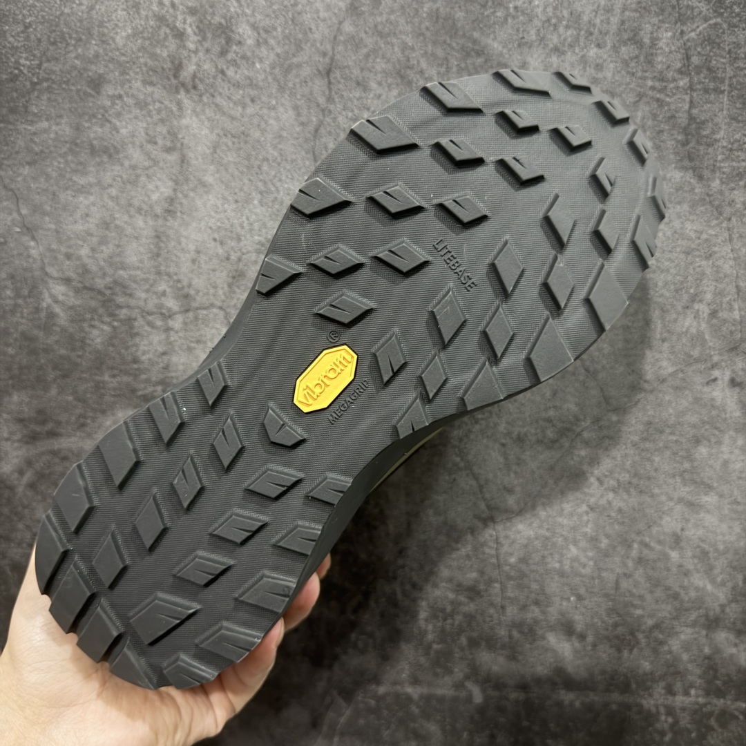 图片[9]-【莞顶防水版】始祖鸟Arc\’teryx Norvan LD3 GTX Trail 北温哥华三代系列长距离越野徒步户外运动跑鞋 市场唯一真正防水防污版 正确原厂GTX鞋面 区别假材料 品质细节一步到位 细节对应原版无差别 区别市面错版 ARC\’TERYX始祖鸟，户外运动产品的天花板品牌，2017年发布第一款越野跑鞋NORVAN VT，始祖鸟的越野跑鞋分为三个系列，分别是：VT（Vertical Terrain垂直地形）、LD（Long Distance长距离）、SL（Super Light超轻），发展到今日已经更新到了第三代产品，而NORVAN的命名源于北温哥华（North Vancouver）代表高性能越野跑系统。在2018年我测评了始祖鸟第一代长距离越野跑鞋NORVAN LD，而这次测评的，正是该系列的第三代产品NORVAN LD 3，它与初代相比可以说是脱胎换骨的改变。在整体外观方面，NORVAN LD 3保持了ARC\’TERYX始祖鸟一贯的设计风格，配色一如既往的“素”，使用纯色营造出高级感。鞋面采用单层网孔Cordura®鞋面，与初代的紧密编织鞋面相比透气性能更好，鞋面热压了TPU薄膜支撑鞋面，得益于靠近中底整圈的热压TPU，使NORVAN LD 3的涉水深度更深。NORVAN LD 3帮面一体成型，只在跟杯正中进行缝合，跟杯有硬质港宝，能有效支撑和锁定足跟，足跟外侧印刷了ARC\’TERYX始祖鸟LOGO。鞋头多层防踢设计保护脚趾，避免脚趾踢到尖利的岩石导致受伤 尺码：36/45 含半码-选品中心