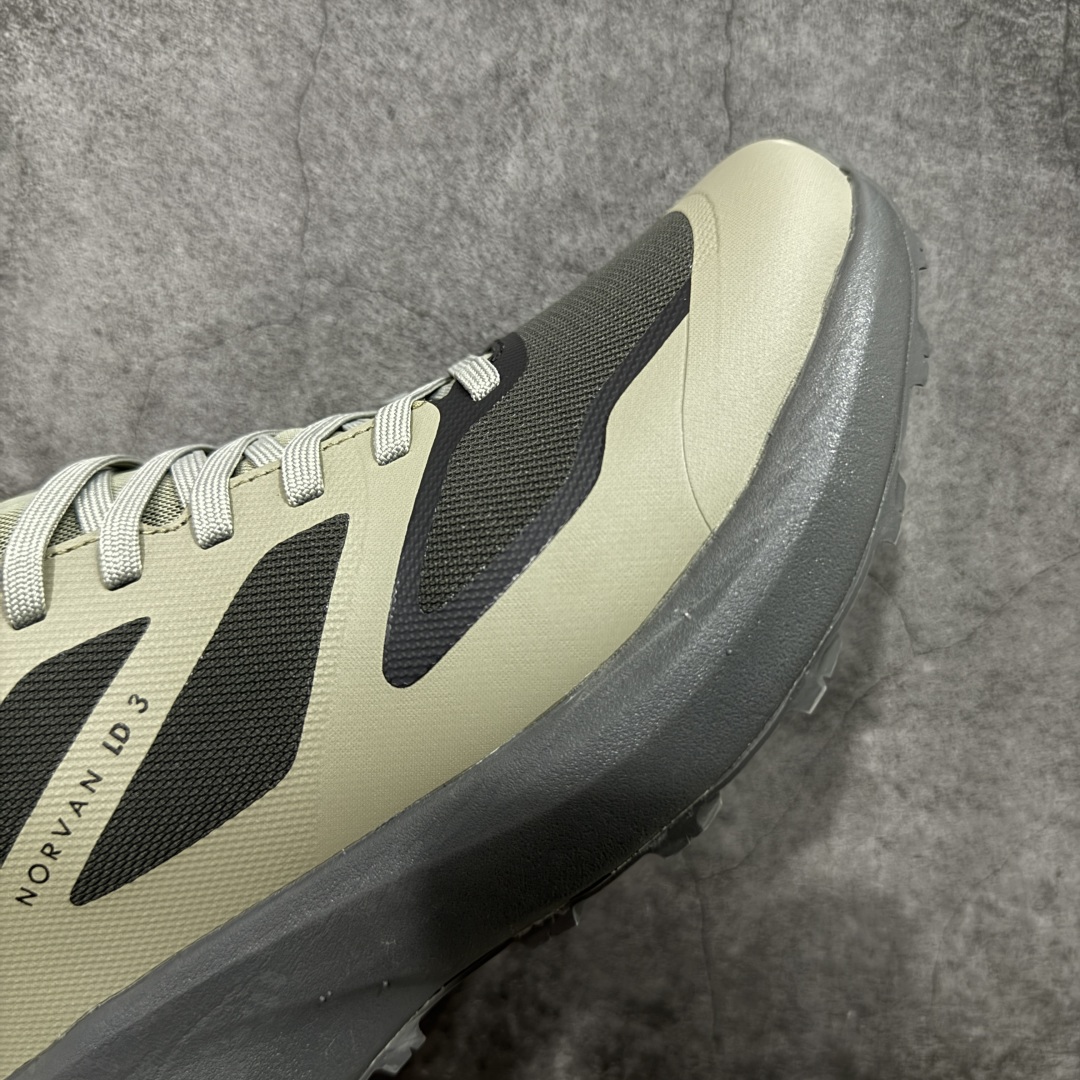 图片[6]-【莞顶防水版】始祖鸟Arc\’teryx Norvan LD3 GTX Trail 北温哥华三代系列长距离越野徒步户外运动跑鞋 市场唯一真正防水防污版 正确原厂GTX鞋面 区别假材料 品质细节一步到位 细节对应原版无差别 区别市面错版 ARC\’TERYX始祖鸟，户外运动产品的天花板品牌，2017年发布第一款越野跑鞋NORVAN VT，始祖鸟的越野跑鞋分为三个系列，分别是：VT（Vertical Terrain垂直地形）、LD（Long Distance长距离）、SL（Super Light超轻），发展到今日已经更新到了第三代产品，而NORVAN的命名源于北温哥华（North Vancouver）代表高性能越野跑系统。在2018年我测评了始祖鸟第一代长距离越野跑鞋NORVAN LD，而这次测评的，正是该系列的第三代产品NORVAN LD 3，它与初代相比可以说是脱胎换骨的改变。在整体外观方面，NORVAN LD 3保持了ARC\’TERYX始祖鸟一贯的设计风格，配色一如既往的“素”，使用纯色营造出高级感。鞋面采用单层网孔Cordura®鞋面，与初代的紧密编织鞋面相比透气性能更好，鞋面热压了TPU薄膜支撑鞋面，得益于靠近中底整圈的热压TPU，使NORVAN LD 3的涉水深度更深。NORVAN LD 3帮面一体成型，只在跟杯正中进行缝合，跟杯有硬质港宝，能有效支撑和锁定足跟，足跟外侧印刷了ARC\’TERYX始祖鸟LOGO。鞋头多层防踢设计保护脚趾，避免脚趾踢到尖利的岩石导致受伤 尺码：36/45 含半码-选品中心